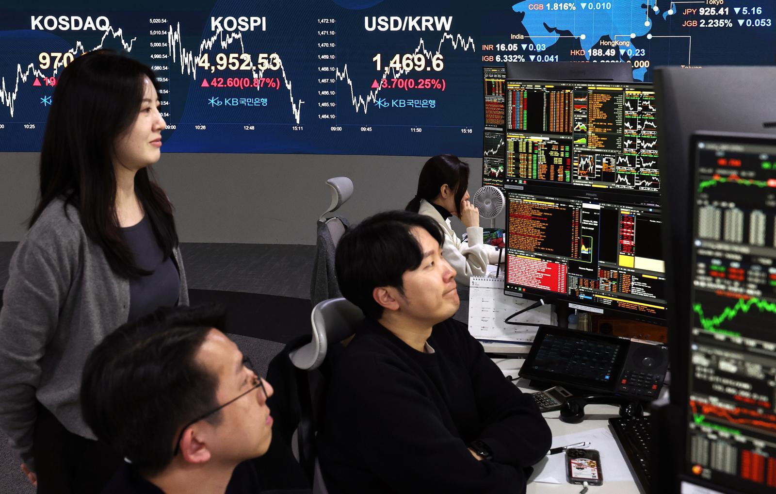 22일 오후 서울 영등포구 KB국민은행 전광판에 원-달러 환율이 표시돼 있다. 지난해 해외 주식 투자가 늘어나며 일 평균 외환거래액은 118조 원으로 2008년 이후 최대를 기록했다. 뉴시스