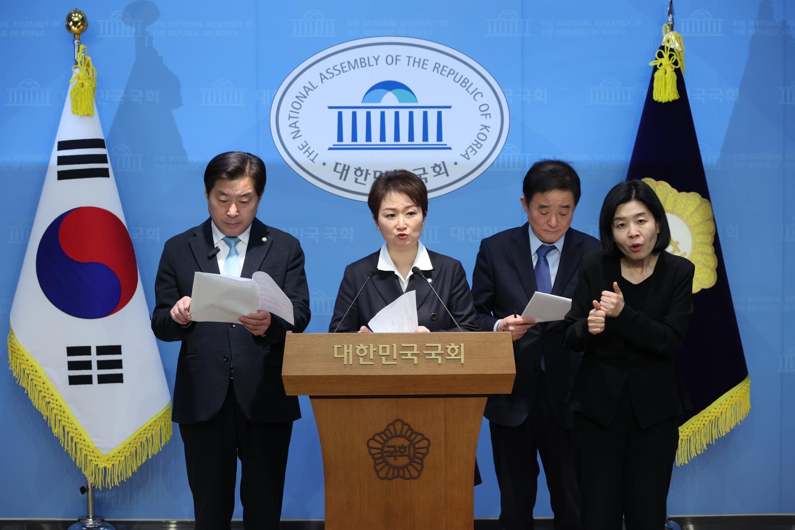 이언주 더불어민주당 최고위원이 23일 오후 서울 여의도 국회 소통관에서 열린 ‘정청래 대표의 조국혁신당 합당 제안 발표’ 관련 입장 발표 기자회견에서 발언을 하고 있다.왼쪽부터 황명선, 이언주, 강득구 최고위원. 2026.01.23. [서울=뉴시스]