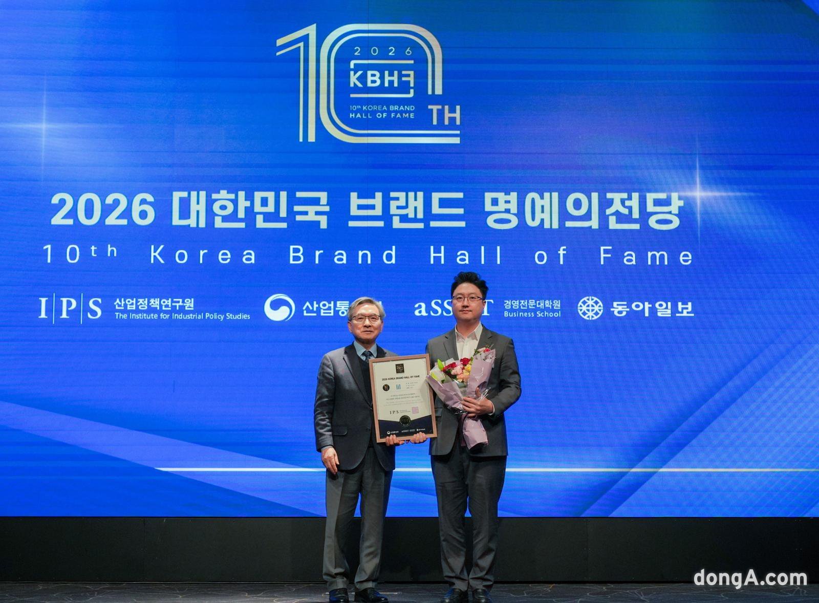 KT&G의 ‘릴(lil)’이 ‘2026 대한민국 브랜드 명예의 전당’ 궐련형 전자담배 부문 우수 브랜드로 8년 연속 선정됐다. 사진은 지난 22일 김정훈 KT&G NGP사업본부 국내플랫폼팀장(오른쪽)이 표정호 서울과학종합대학원대학교 부총장(왼쪽)과 기념사진 촬영을 하고 있는 모습.