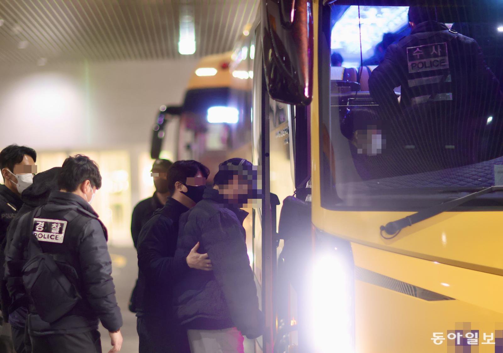 23일 인천국제공항을 통해 국내 송환된 캄보디아 범죄조직 피의자가 부산으로 향하는 경찰 버스에 오르고 있다. 부산경찰청 제공