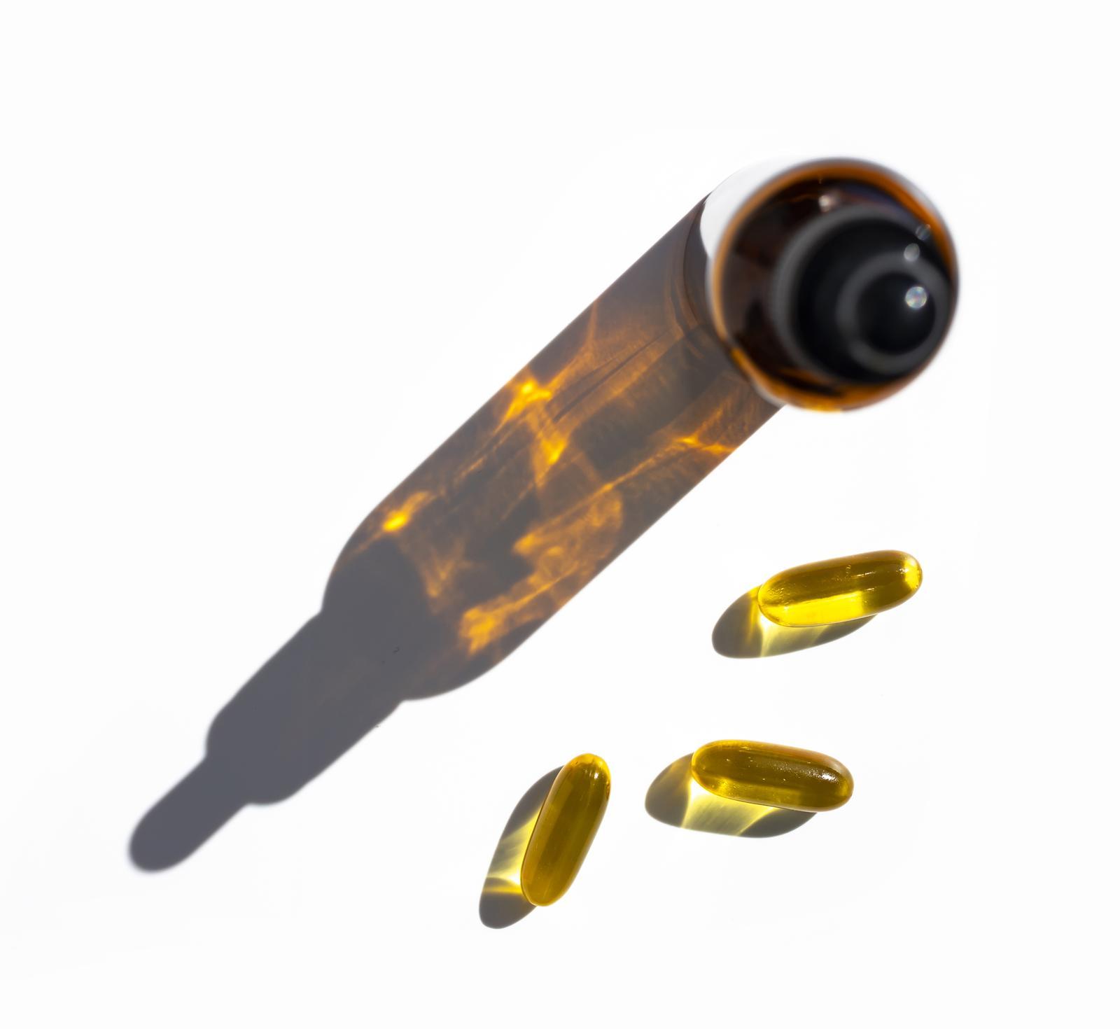 액상형과 정제형 비타민. 제형은 다르지만, 체내 흡수 단계에서는 결국 같은 ‘영양소’로 전환된다. 게티이미지뱅크