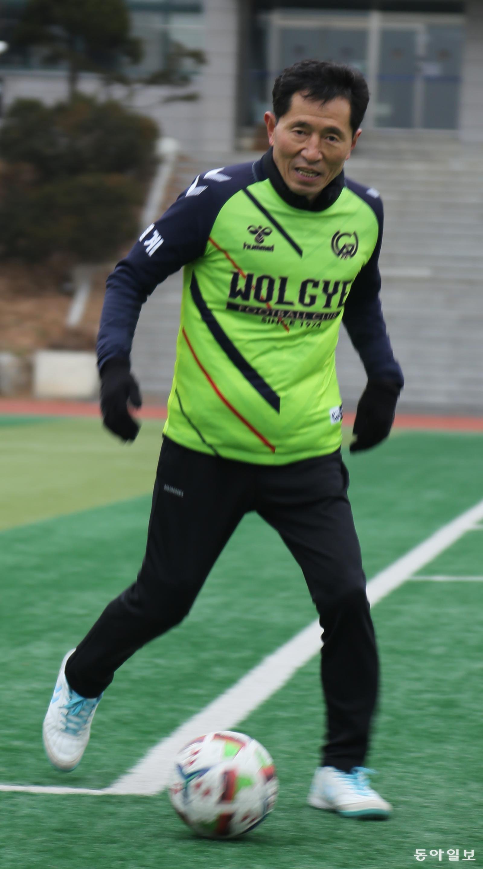 변석화 회장이 서울 강서구 화곡동 신정고교 운동장에서 드리블하고 있다. 양종구 기자 yjongk@donga.com