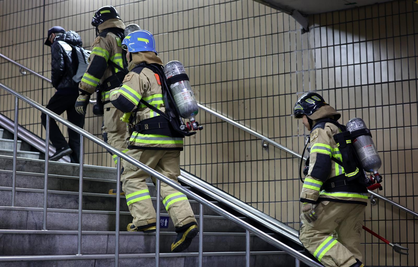 23일 오후 서울지하철 1호선 종로3가역에서 소방관이 철수하고 있다. 이날 오후 2시 41분경 1호선 상행선 열차 하부에서 연기가 발생해 한때 승객들이 외부로 대피하고 상행선 열차가 무정차 통과했다. 현재 1호선 열차는 정상운행중이다. 뉴스1