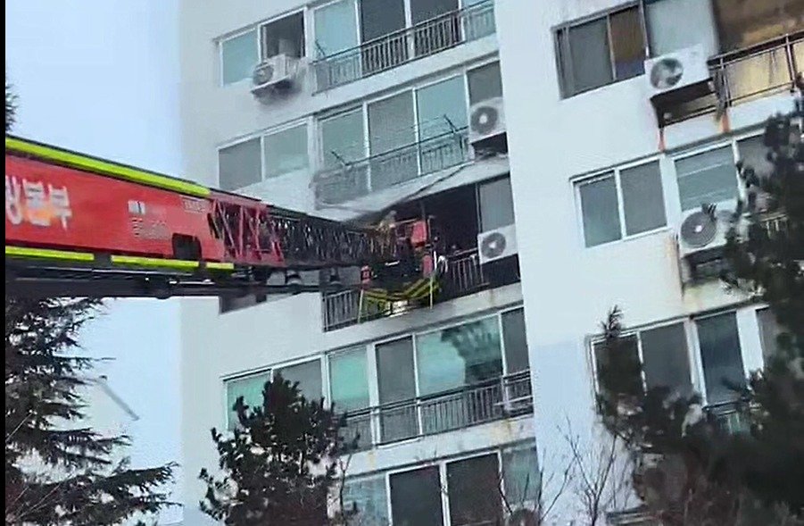광양소방서가 지난 19일 금호동 아파트에서 화재가 발생하자 사다리차를 동원해 인명을 구조하고 있다. 광양소방서 제공.