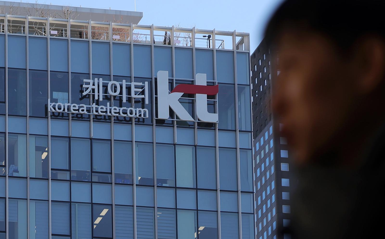 [서울=뉴시스] 홍효식 기자 = KT가 가입 해지 시 위약금을 면제하고 있는 가운데 하루에만 평균 3만 명 가까이 이탈한 것으로 나타났다. 이동통신사 간 지원금 경쟁이 심화되면서 누적 기준으로는 KT를 떠난 가입자가 10만 명을 넘어섰다. KT 이탈 고객 중 1만7106명은 SK텔레콤으로 향했고, 7325명은 LG유플러스, 4013명은 알뜰폰(MVNO)로 이동했다. 7일 이동통신업계에 따르면, 전날 기준 KT를 떠난 가입자는 2만8444명으로 하루 기준 역대 최대치를 기록했다.  사진은 7일 서울 종로구 KT 광화문 사옥 모습. 2026.01.07. yesphoto@newsis.com