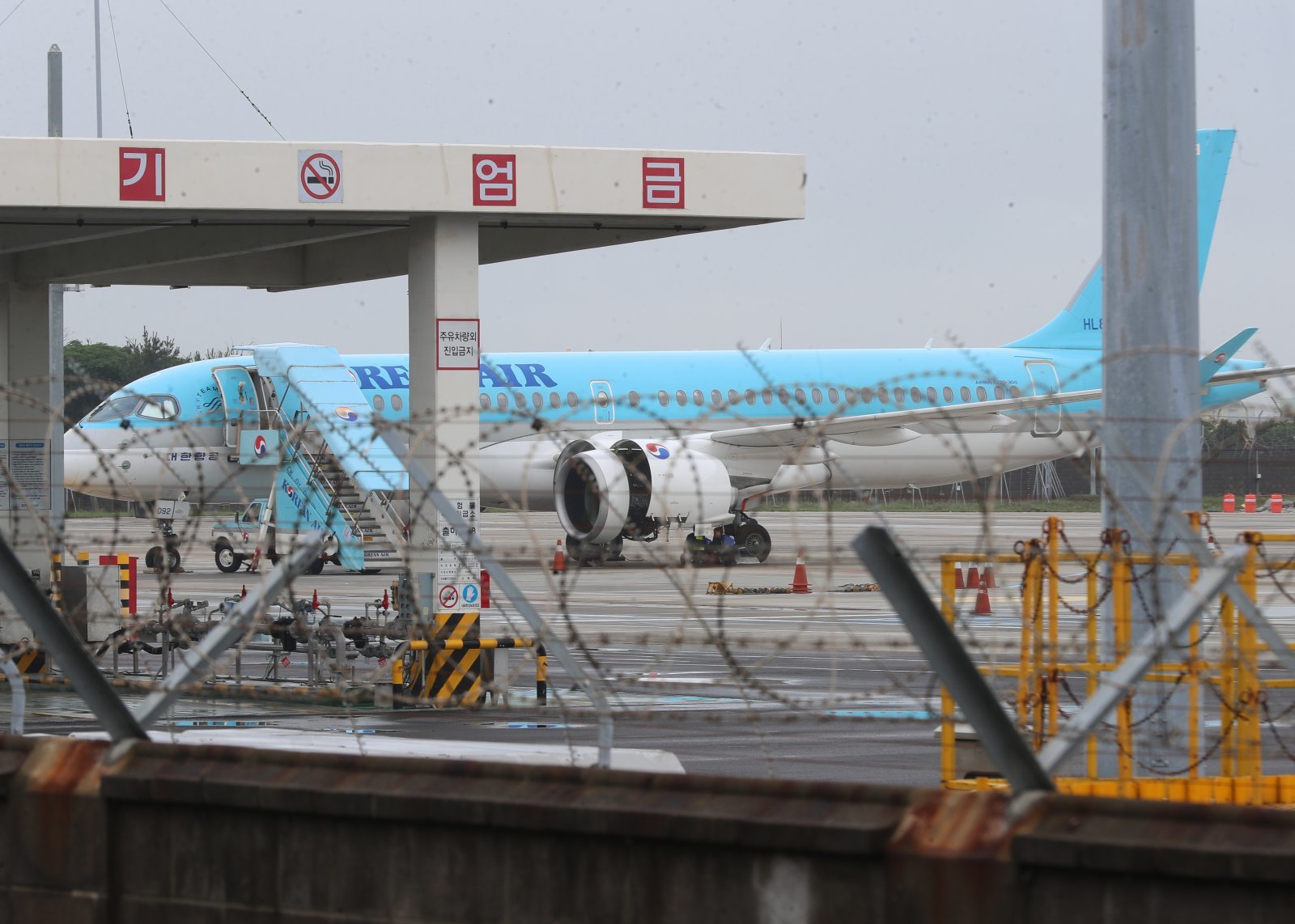 6일 오전 제주국제공항에 대한항공 KE1952편이 기체 결함으로 회항해 정비를 받고 있다. 이 항공기는 9시18분께 이륙했지만, 엔운항 중 엔진 결함이 발견돼 40분만에 회항했다. 2020.07.06.   제주=뉴시스
