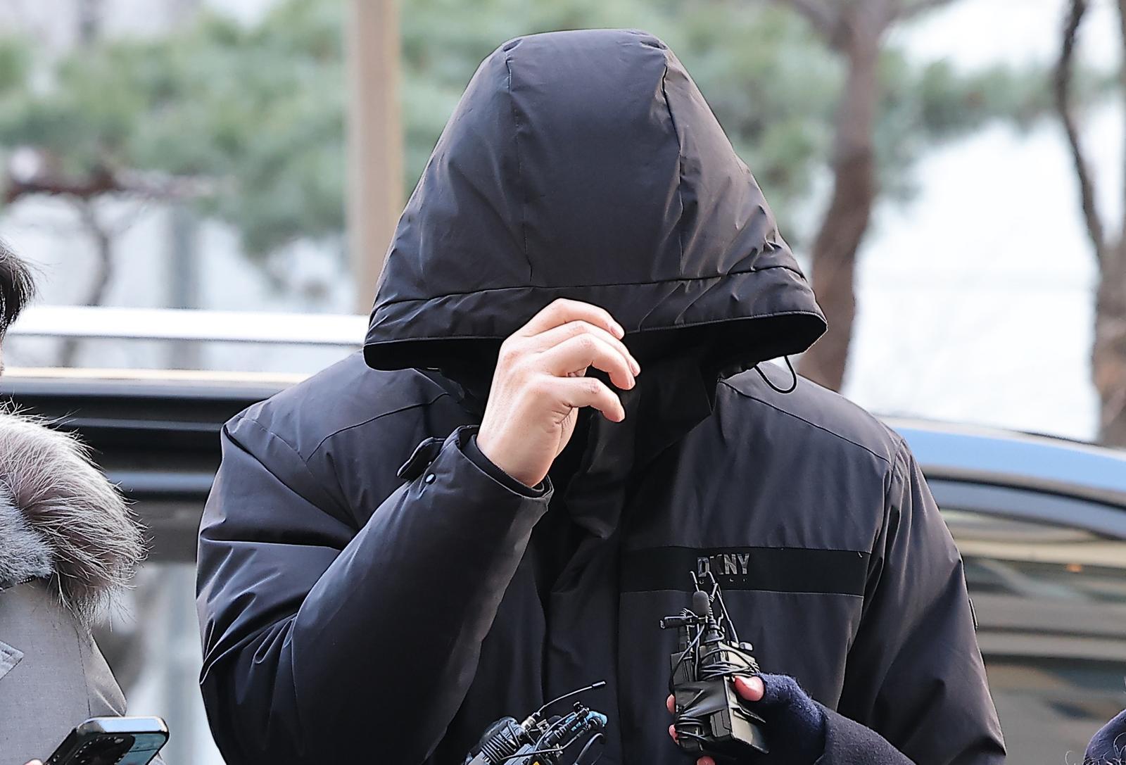 김경 서울시의원으로부터 공천헌금 1억원을 받아 강선우 무소속 의원에게 전달했다고 지목된 강 의원의 전 보좌관 남 모씨가 23일 서울 마포구 서울경찰청 공공범죄수사대에 조사를 받기 위해 출석하고 있다. 2026.1.23/뉴스1