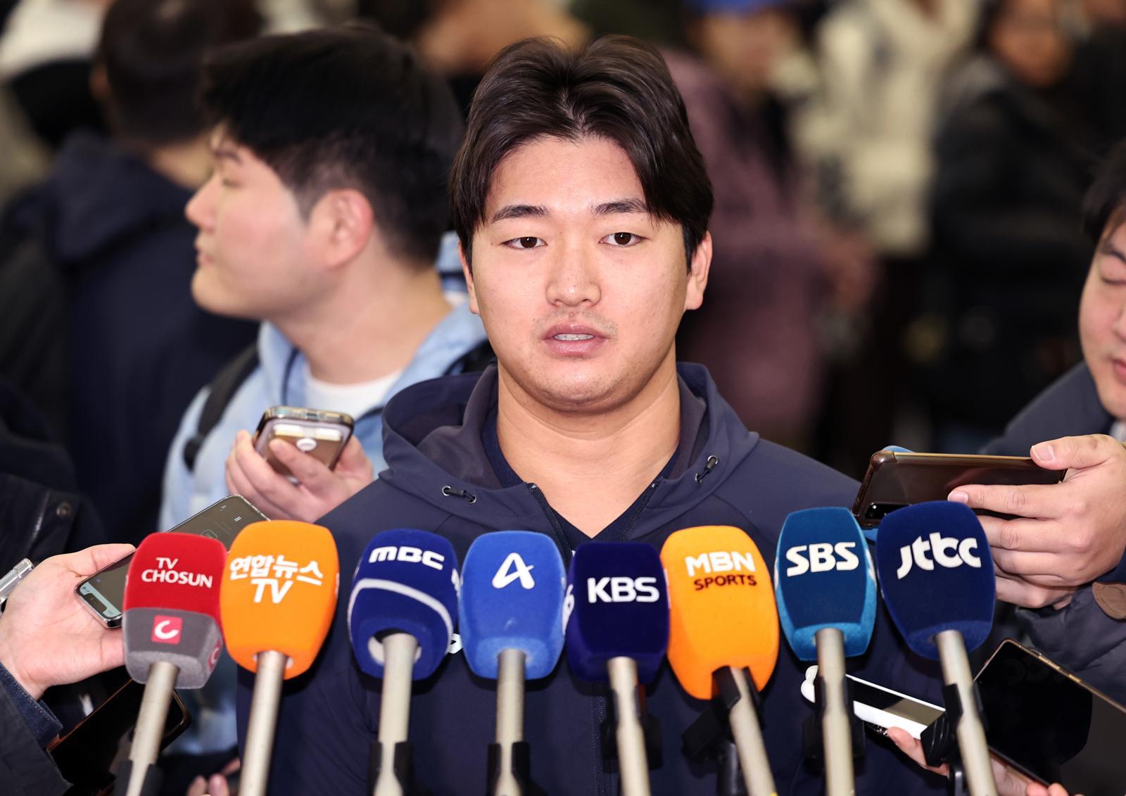 야구 국가대표팀 고우석이 9일 오전 인천국제공항 제1여객터미널에서 월드베이스볼클래식(WBC) 대비 1차 전지훈련을 위해 사이판으로 출국하기 전 취재진의 질문에 답하고 있다. 2026.1.9/뉴스1