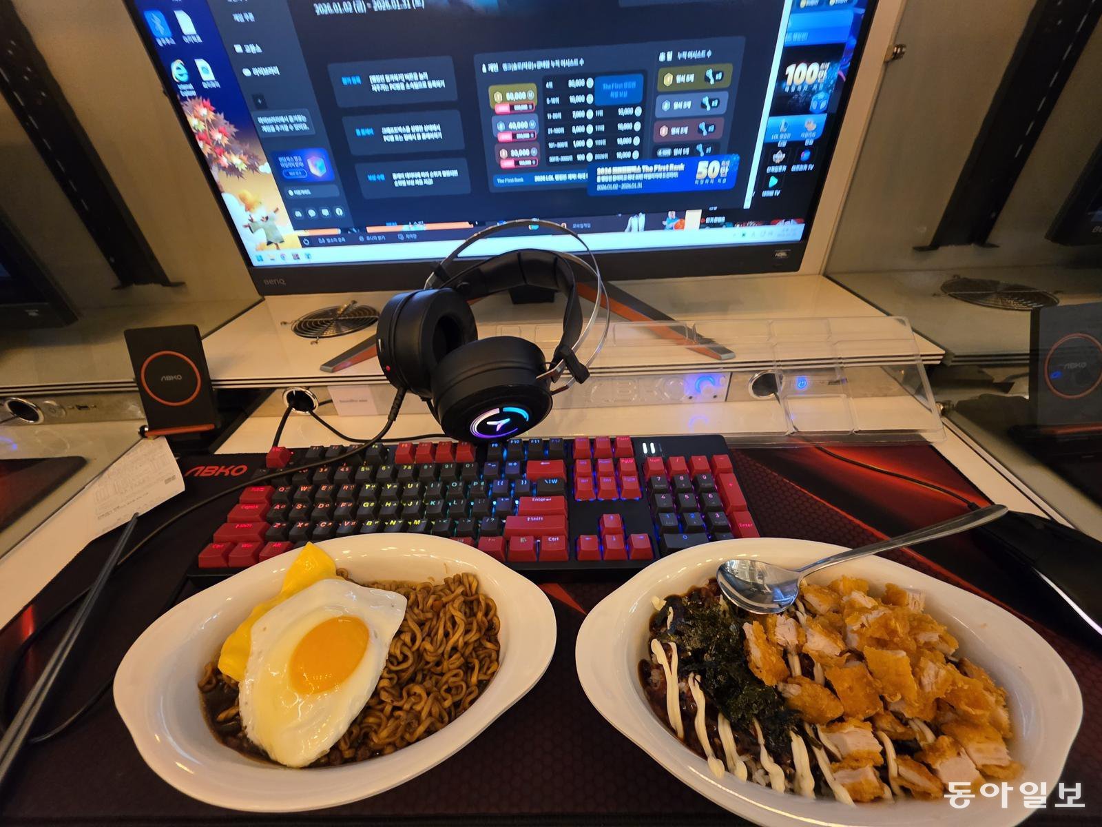 PC방 ‘레드포스 아레나’의 짜계치(왼쪽)와 치킨덮밥.