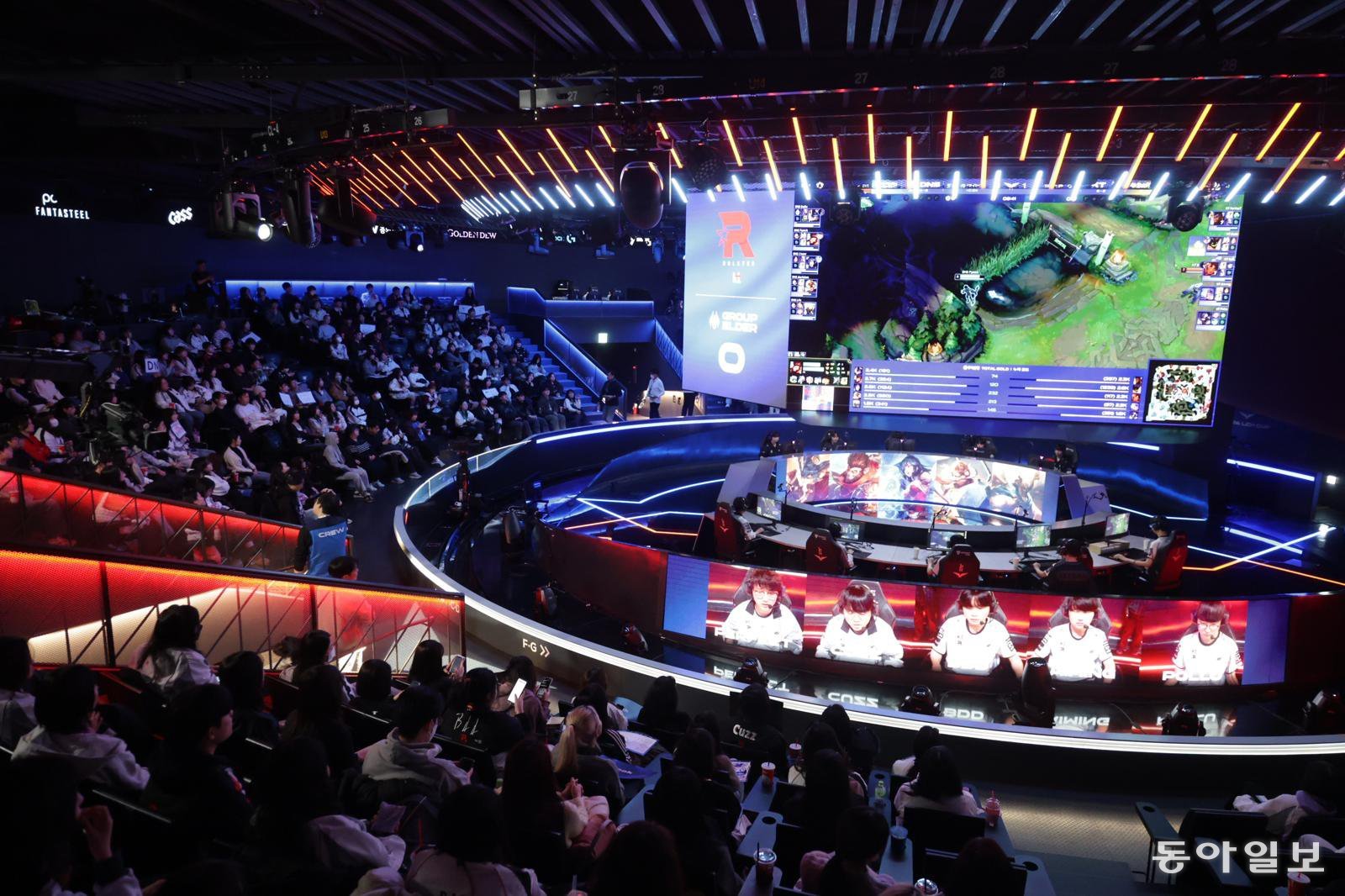 14일 서울 종로구 ‘치지직 롤파크’에서 열린 ‘2026 LoL 챔피언십 코리아(LCK)컵’ 개막전 DN수퍼스와 kt롤스터의 경기를 보며 응원하는 국내외 관람객들. 박형기 기자 oneshot@donga.com