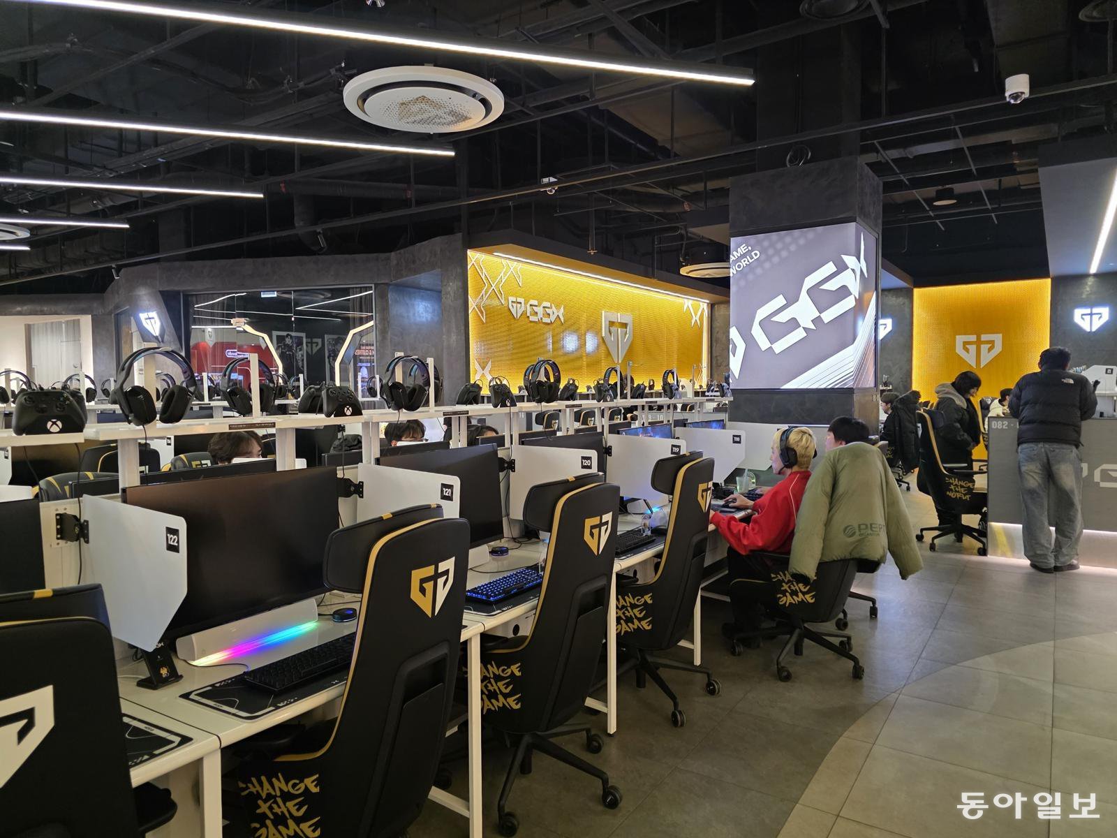 서울 동대문 쇼핑몰 던던에 있는 복합 게임문화 공간 ‘젠지GGX’.