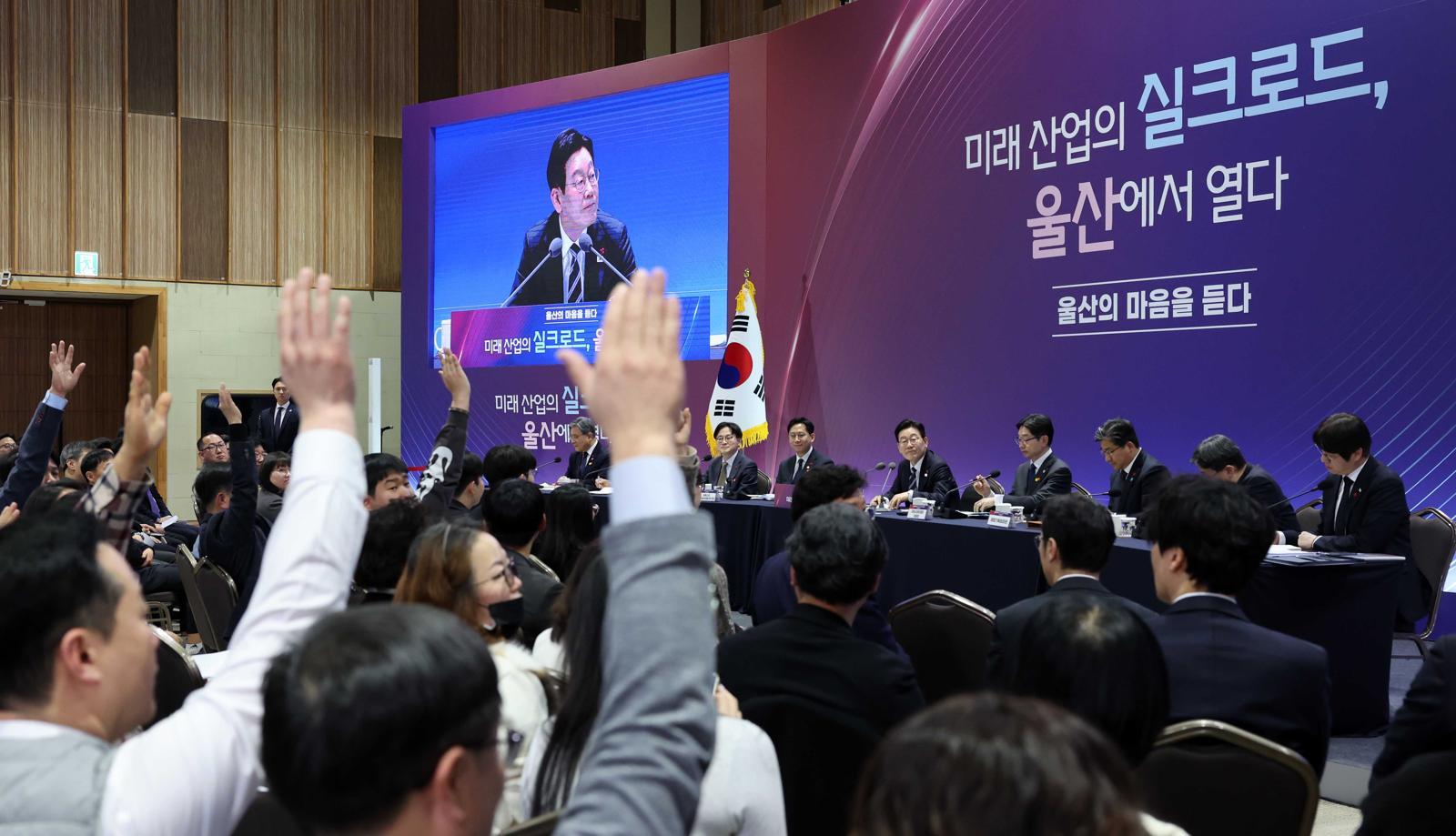 “질문 있습니다”
이재명 대통령이 23일 울산전시컨벤션센터에서 열린 ‘울산의 마음을 듣다’ 타운홀 미팅 간담회에서 참석자들의 질문을 받고 있다. 이 대통령은 이날 “지역 균형 발전이 매우 중요한 화두가 됐다”며 “수도권 1극 체제에서 ‘5극 체제’로 재편하려고 한다”고 밝혔다. 울산=청와대사진기자단