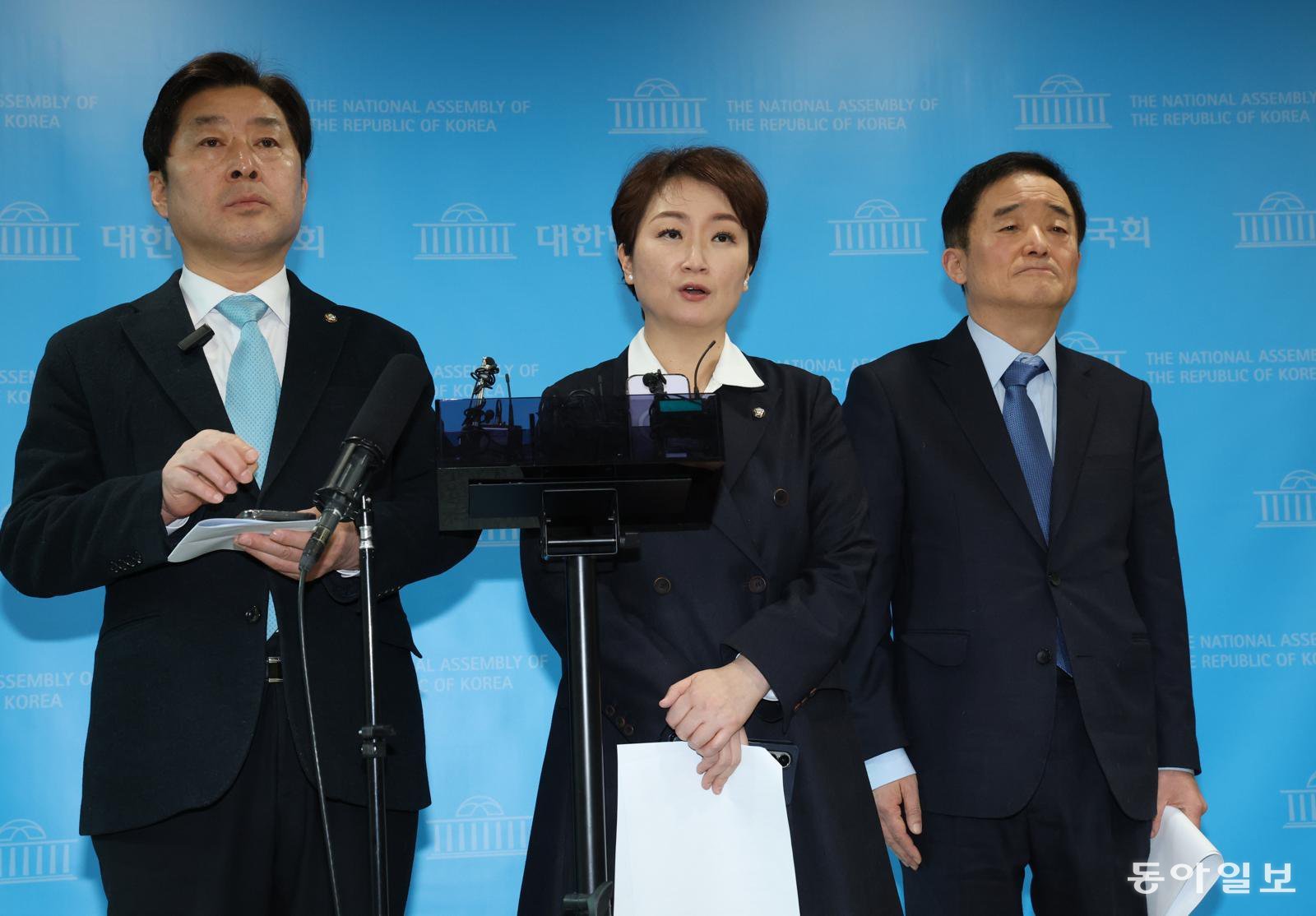 최고위 불참하고 회견 “정청래 직권남용”
더불어민주당 황명선 이언주 강득구 최고위원(왼쪽부터)이 23일 국회에서 기자회견을 열고 전날 조국혁신당을 향해 합당을 제안한 정청래 대표에게 공식 사과와 진상 규명을 요구하는 기자회견을 열고 있다. 이훈구 기자 ufo@donga.com