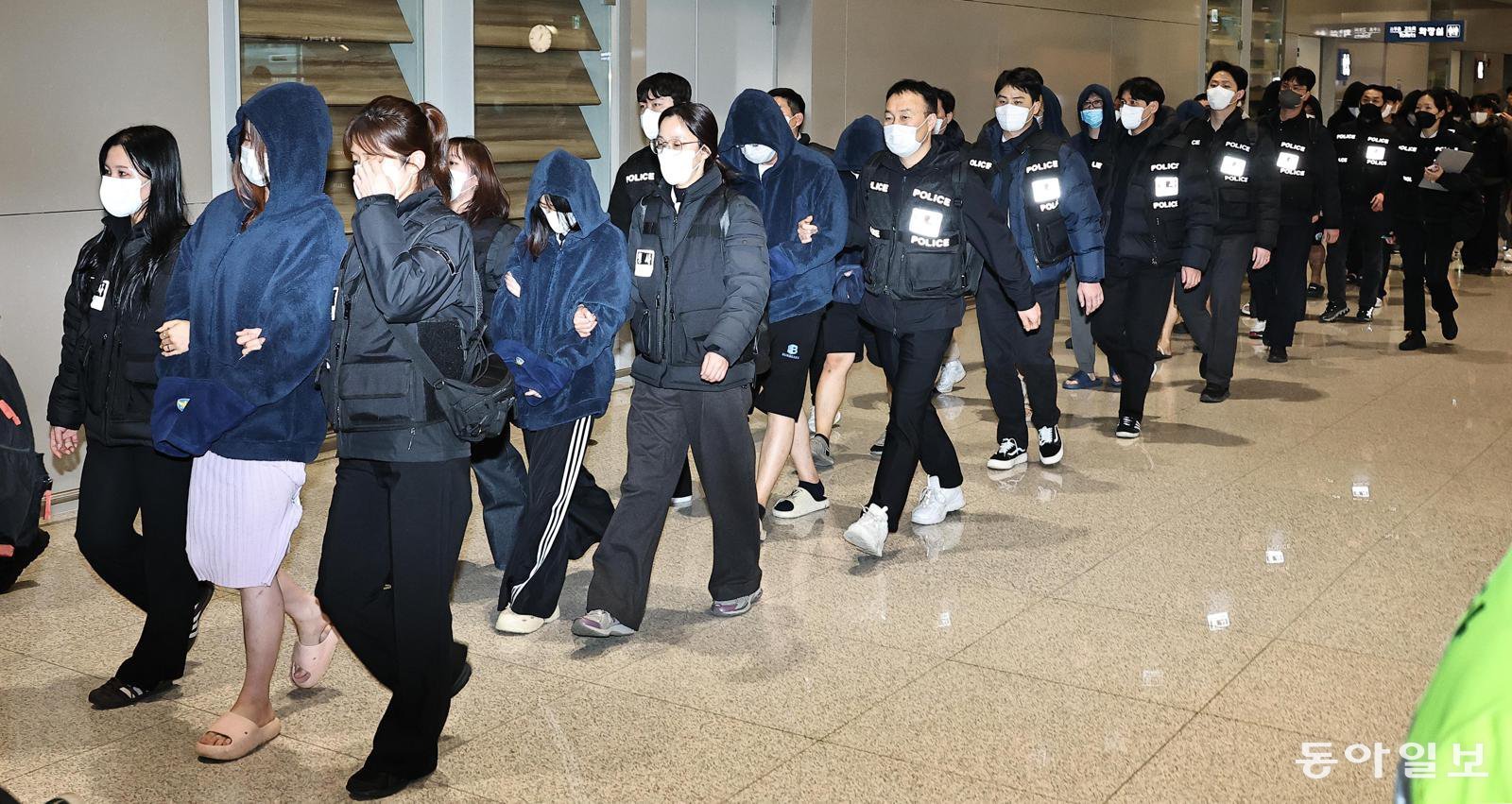 캄보디아에서 사기 등 범죄를 벌여 온 한국인 피의자 73명이 23일 오전 인천국제공항 2터미널을 통해 송환되고 있다. 경찰청·법무부·외교부·국가정보원으로 구성된 ‘초국가 범죄 특별 대응 태스크포스(TF)’는 869명에게 약 487억 원의 피해를 준 이들을 현지 당국과 협의해 압송했다. 인천=양회성 기자 yohan@donga.com