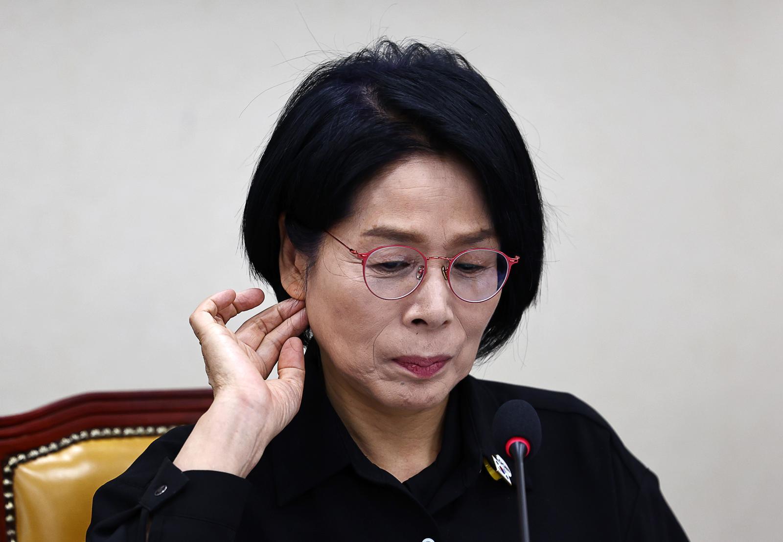 최민희 국회 과학기술정보방송통신위원장이 24일 오후 서울 여의도 국회에서 열린 과방위 전체회의에서 자료를 살펴보고 있다. 2025.11.24 뉴시스