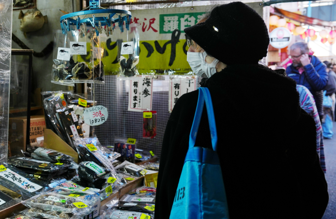 지난해 12월 도쿄 시장의 쇼핑객 모습. 식료품 가격은 일본 소비자 물가 상승세를 견인하고 있다. 신화통신 뉴시스