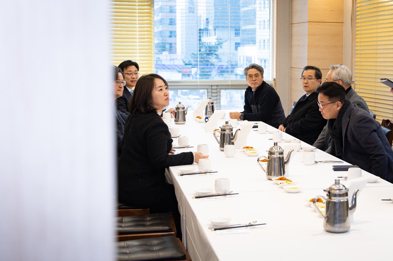 더불어민주당 초선의원 모임인 ‘더민초’ 의원들이 23일 서울 여의도 한 식당에서 정청래 대표의 조국혁신당 합당 추진 등과 관련해 오찬 회동을 하고 있다. 2026.1.23/뉴스1