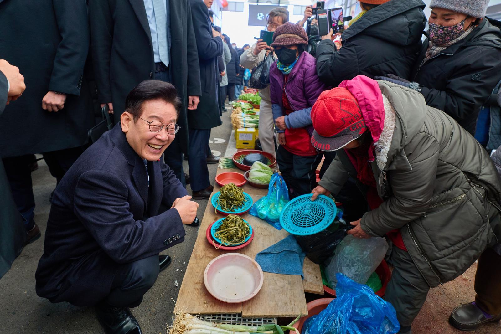 이재명 대통령이 23일 울산 울주군 남창옹기종기시장을 방문해 상인들과 대화하고 있다.  2026.01.23. 청와대 제공