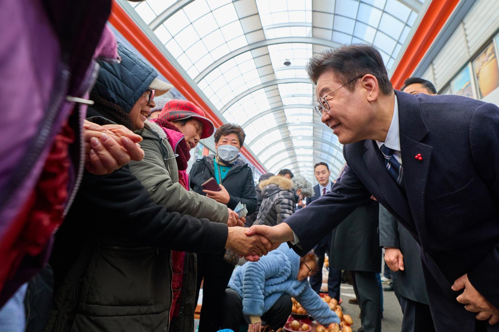 이재명 대통령이 23일 울산 울주군 남창옹기종기시장을 찾아 시민들과 인사를 나누고 있다. 2026.01.23. 청와대 제공