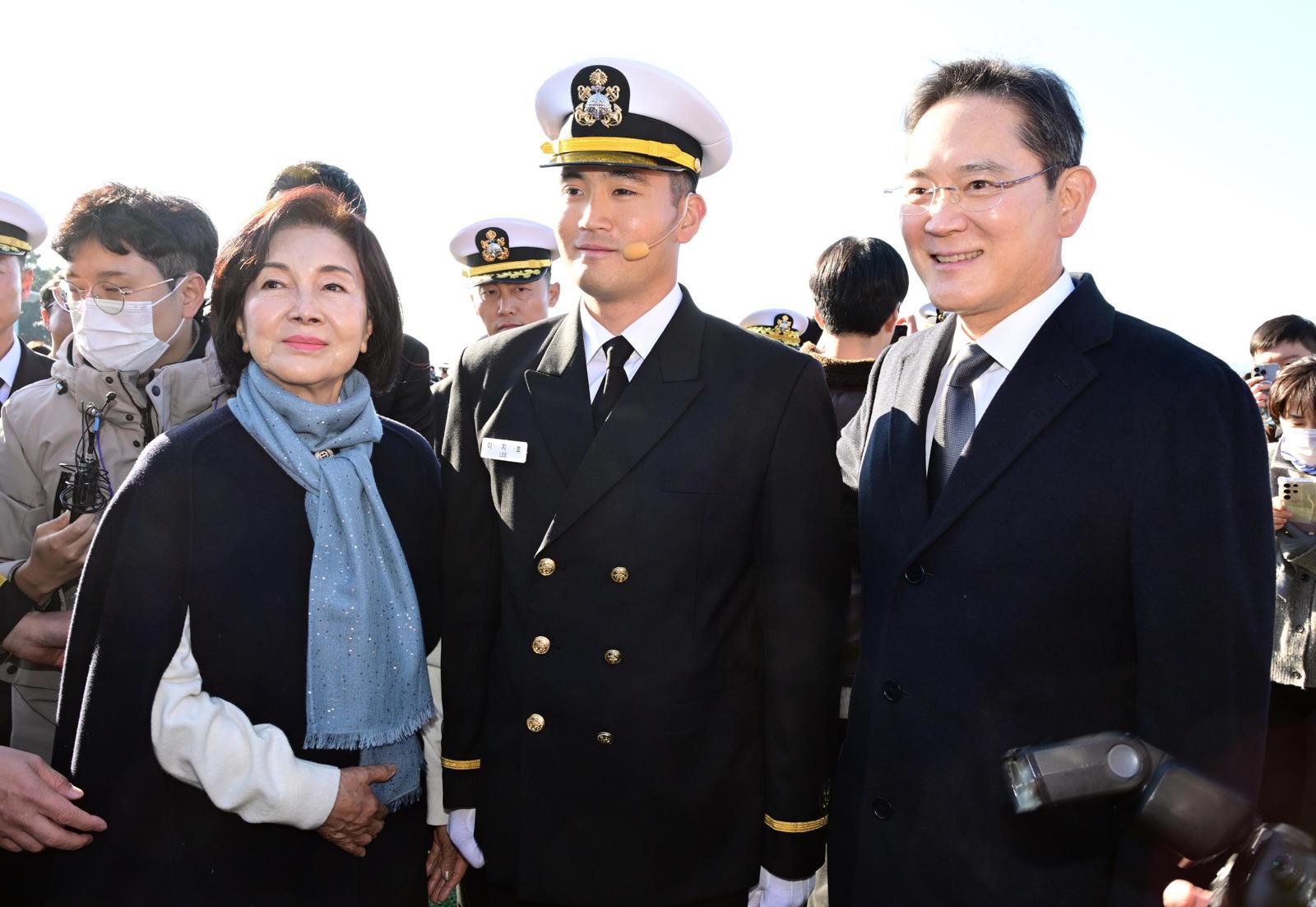 이재용(오른쪽) 삼성전자 회장과 홍라희 전 삼성미술관 리움 관장이 28일 오후 경남 창원 해군사관학교 연병장에서 열린 제139기 해군·해병대 사관후보생 수료 및 임관식에 참석해 장남 이지호 신임 소위와 기념촬영을 하고 있다.  사진공동취재단