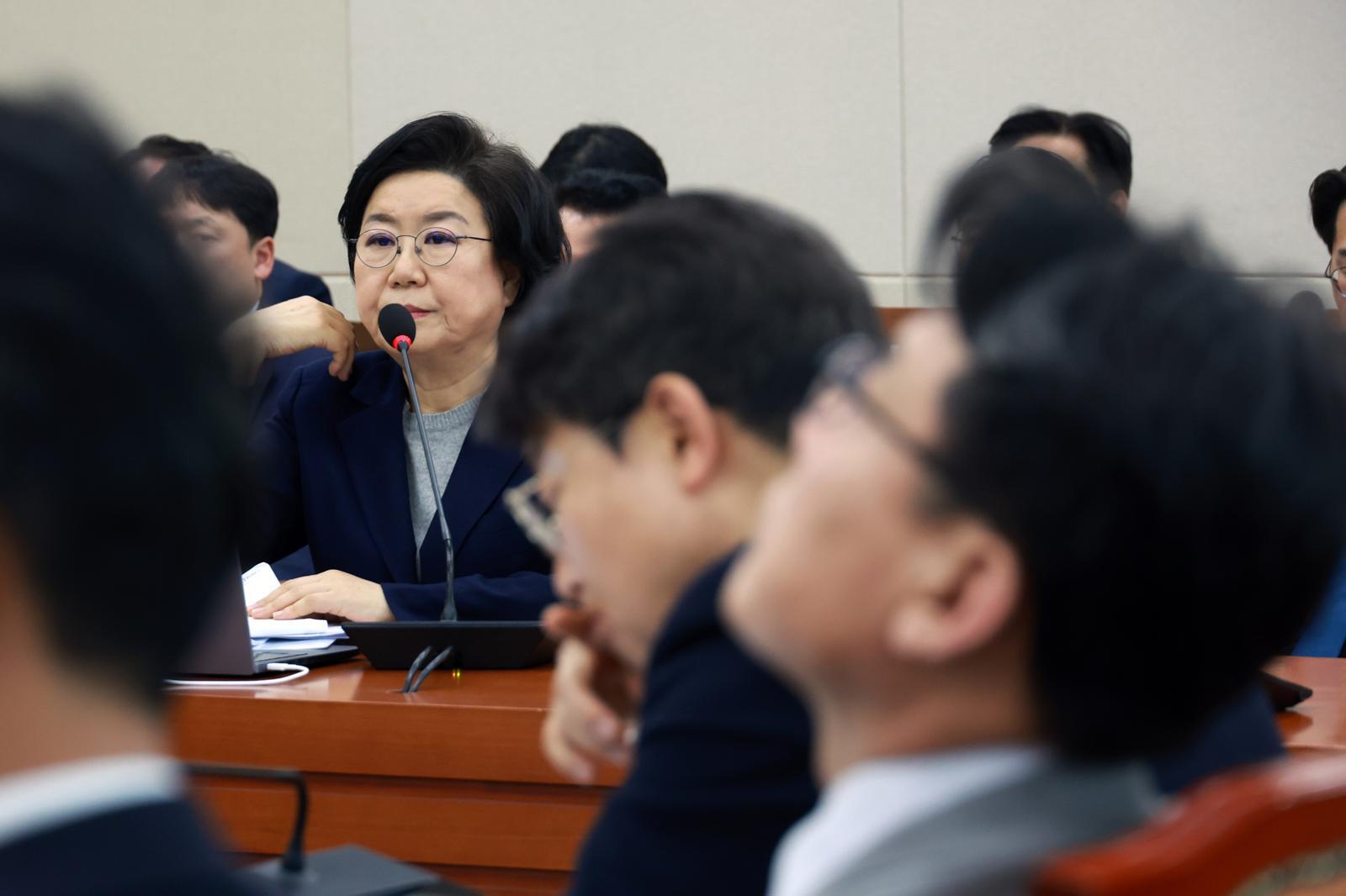 이혜훈 기획예산처 장관 후보자가 23일 서울 여의도 국회에서 열린 재정경제기획위원회의 인사청문회에서 김태년 더불어민주당 의원 질의를 듣고 있다. 2026.01.23 뉴시스