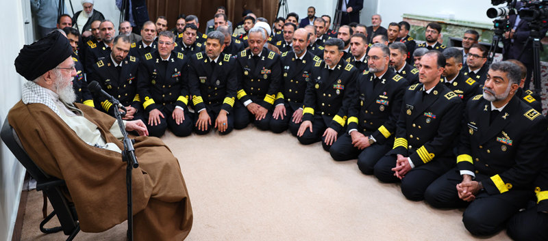 신정일치 국가 이란의 최고지도자 알리 하메네이(왼쪽)가 2024년 11월 수도 테헤란에서 군 회의를 주재하고 있다. 이란 혁명수비대 소속 해군 장교들이 무릎을 꿇은 채 하메네이의 발언을 경청하고 있다. 사진 출처 이란 최고지도자실 ‘X’