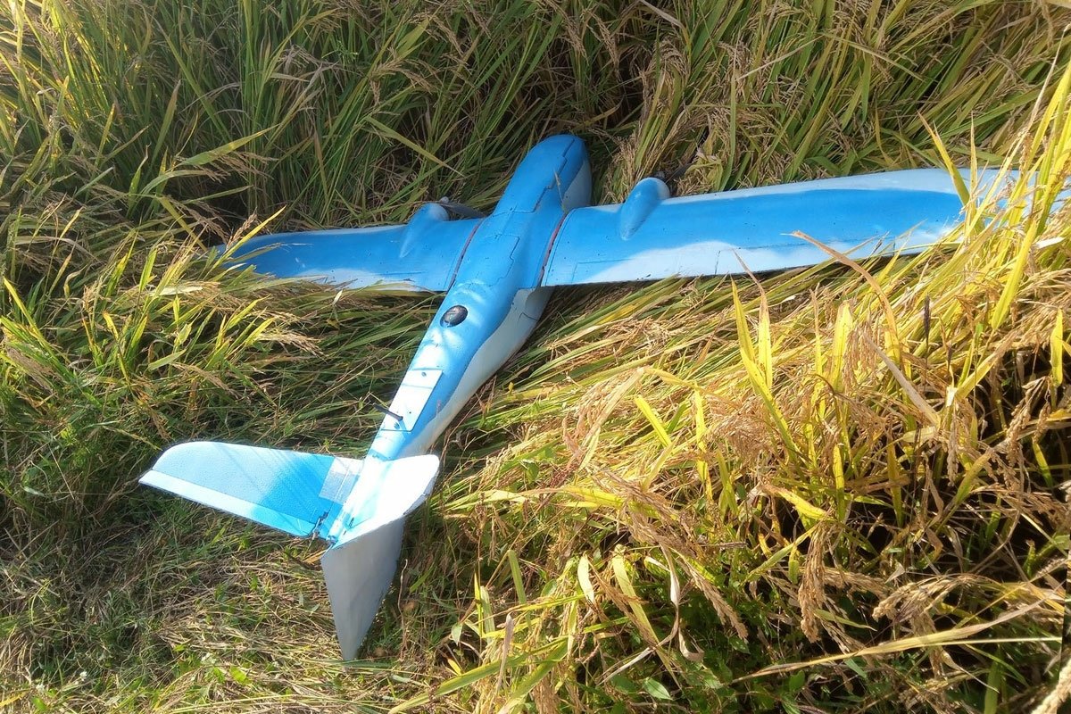 북한 노동당 기관지 노동신문은 10일 인민군 총참모부 대변인 성명을 게재하며 “지난해 9월 27일 11시 15분경 한국의 경기도 파주시 적성면 일대에서 이륙한 적무인기는 우리측 지역 황해북도 평산군일대 상공에까지 침입하였다가 개성시 상공을 거쳐 귀환하던 중 아군 제２군단 특수군사기술수단의 전자공격에 의하여 14시 25분경 개성시 장풍군 사시리 지역의 논에 추락했다”고 보도했다. 평양 노동신문=뉴스1