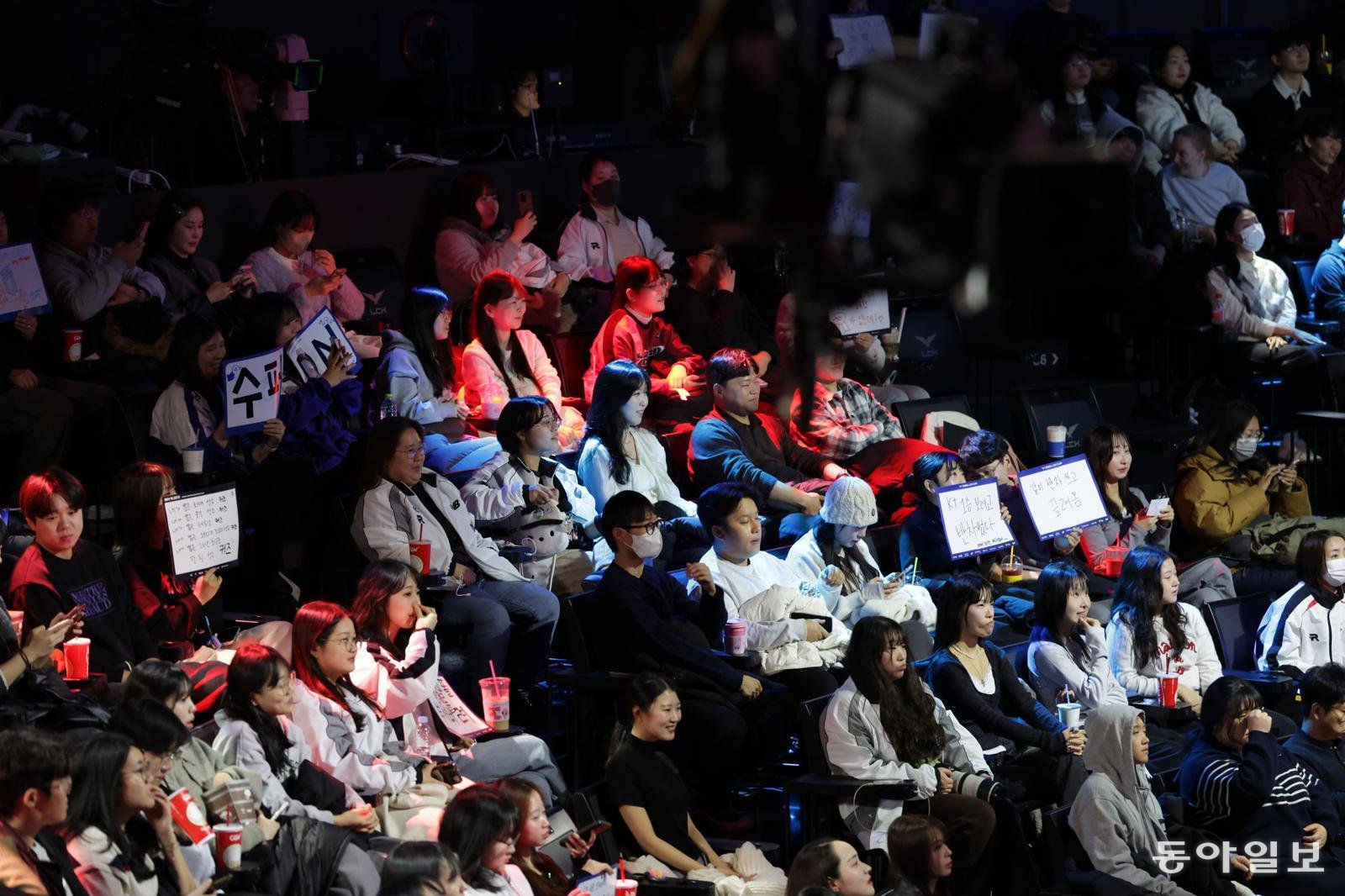 14일 서울 종로구 치지직 롤파크에서 관람객들이 ‘2026 LoL 챔피언스 코리아 컵’ 첫번째 경기 ‘DN수퍼스’와 ‘kt롤스터’의 경기를 보고 있다. 박형기 기자 oneshot@donga.com