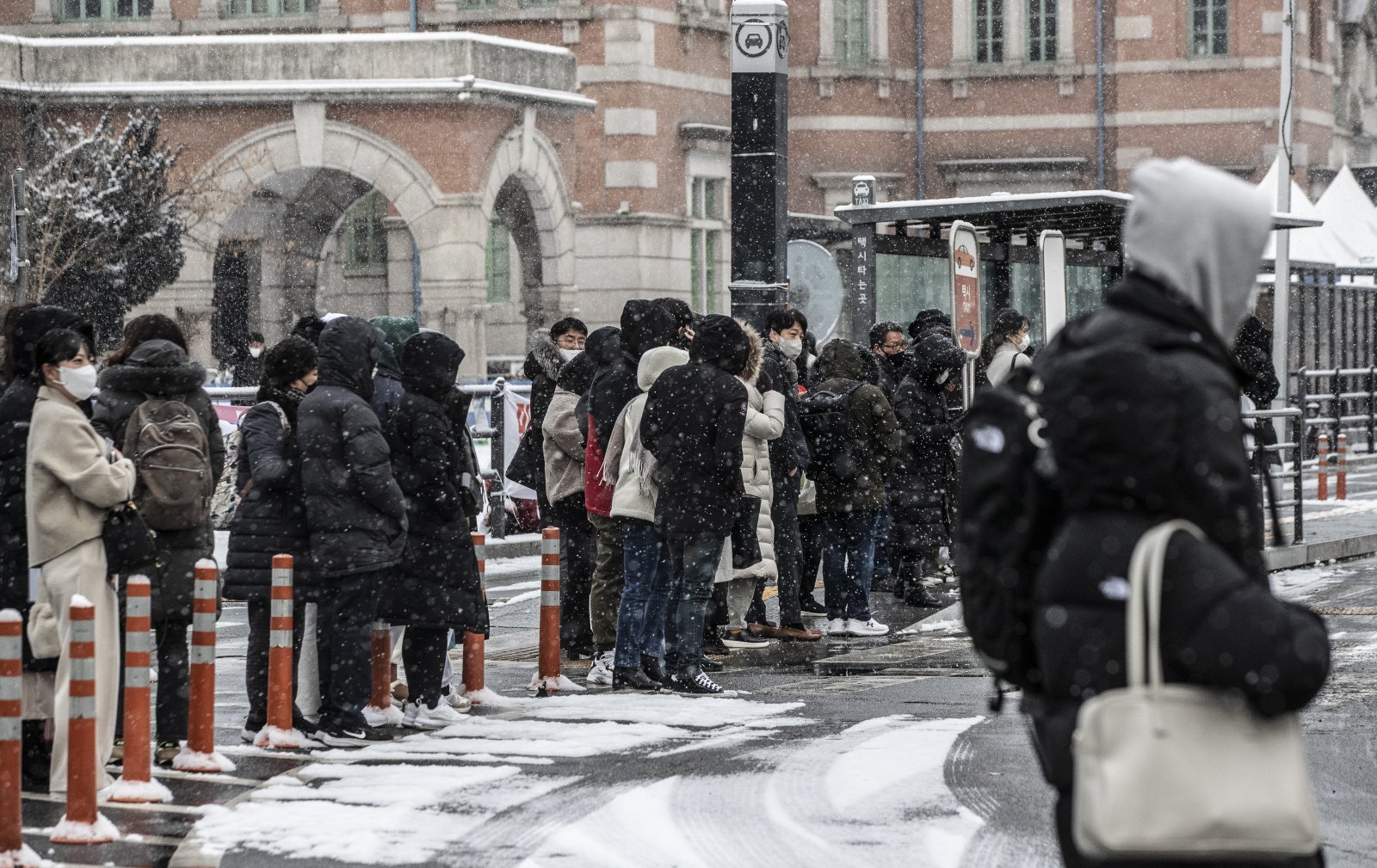 서울 지역에 대설주의보가 내려진 가운데 26일 오전 서울역 택시승강장에서 출근하는 시민들이 택시를 타기 위해 기다리고 있다. 2023.01.26 뉴시스