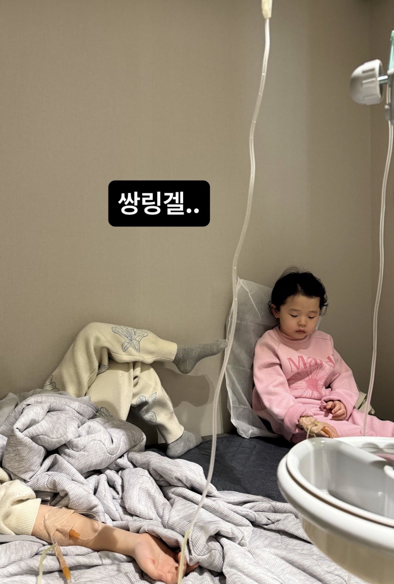 방송인 이지혜가 23일 두 딸이 링거 맞는 모습을 공개했다. 이지혜 인스타그램 캡처