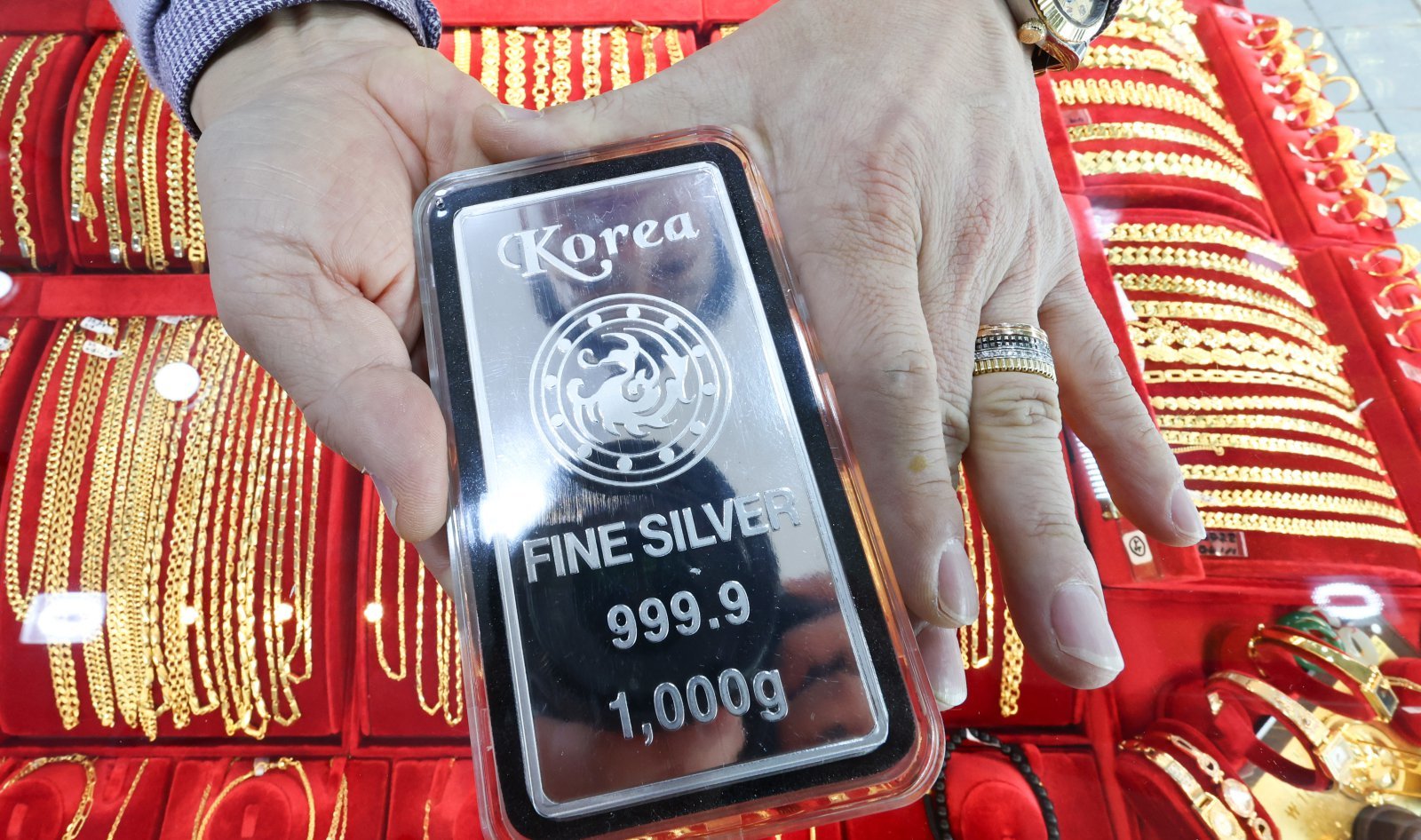 금·은 가격이 연일 고공행진하는 23일 서울 종로구 한 금은방에서 직원이 실버바를 정리하고 있다. 14시 24분 기준 현물기준 금 국제 시세는 온스당 4천958.29달러, 은 시세는 98.67달러를 기록중이다. 2026.1.23 뉴스1