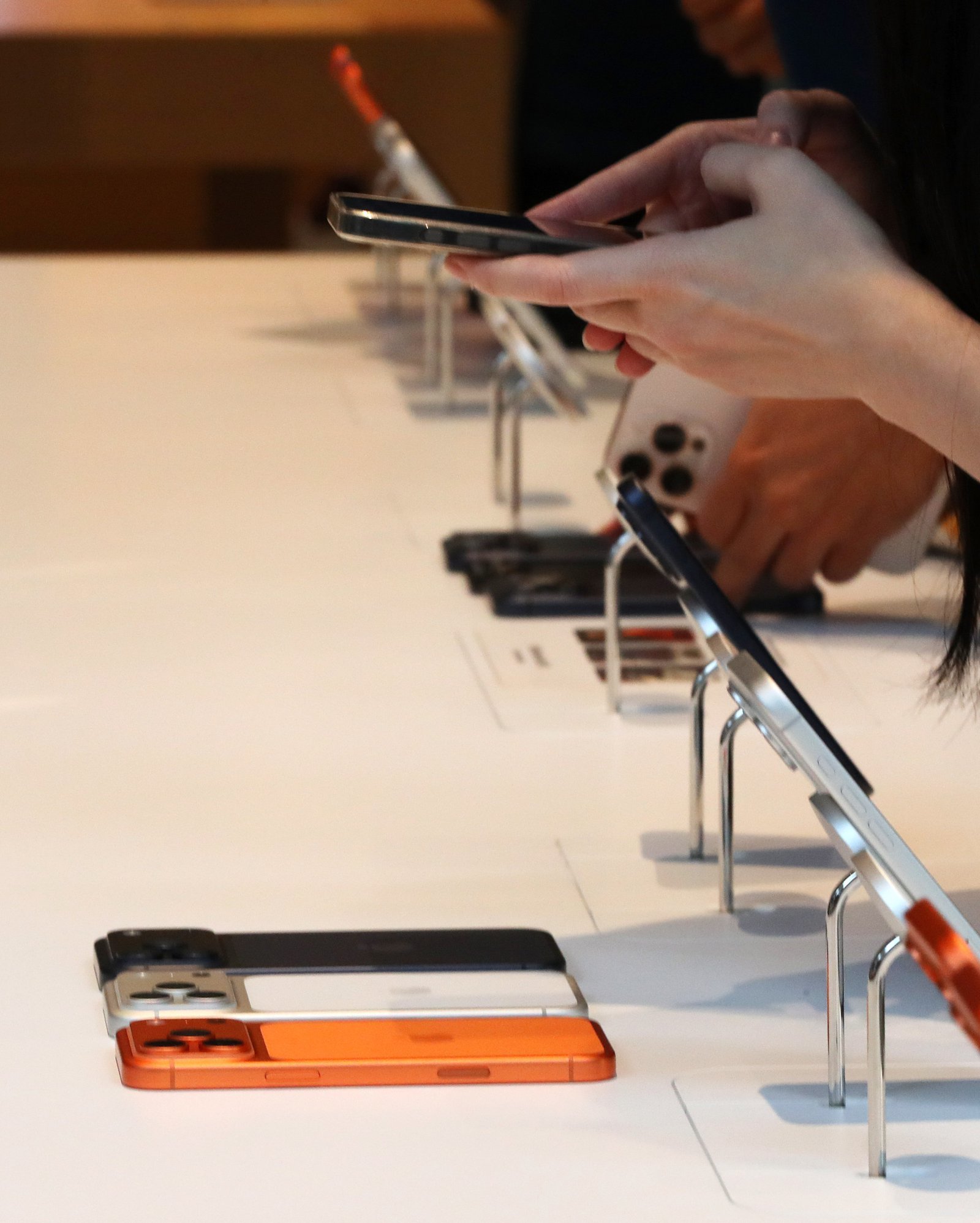 19일 서울 중구 명동 애플스토어에서 고객들이 애플 신제품 아이폰17 시리즈를 살펴보고 있다. 2025.09.19 뉴시스