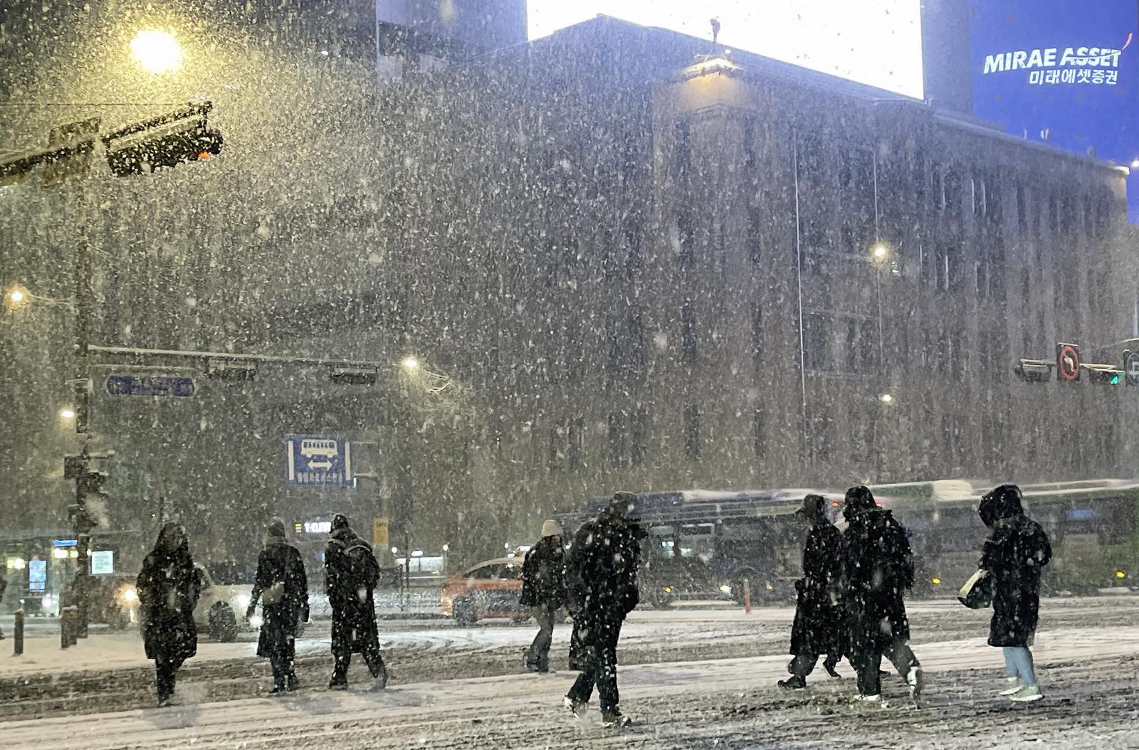 한파가 이어진 23일 밤 서울 종로구 광화문 네거리에 폭설이 내리고 있다. 2026.1.23/뉴스1