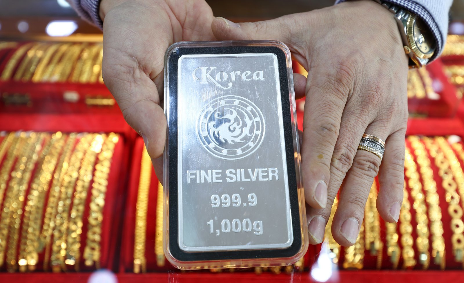 금·은 가격이 연일 고공행진하는 23일 서울 종로구 한 금은방에서 직원이 실버바를 정리하고 있다. 14시 24분 기준 현물기준 금 국 시세는 온스당 4천958.29달러, 은 시세는 98.67달러를 기록중이다. 2026.1.23/뉴스1