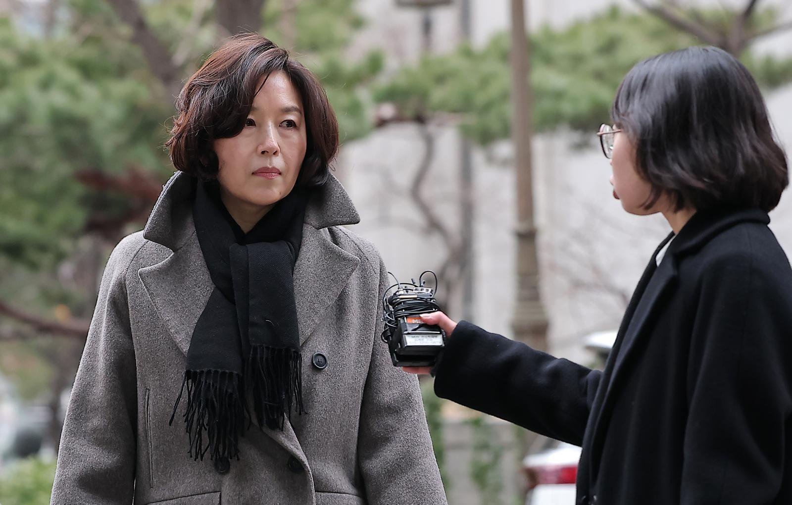 ‘공천 헌금’ 의혹을 받는 김경 서울시의원이 지난 18일 오전 서울 마포구 서울경찰청 광역수사단 공공범죄수사대에서 피의자 신분으로 경찰 조사를 받기 위해 출석하며 취재진을 바라보고 있는 모습. 2026.1.18/뉴스1 ⓒ News1