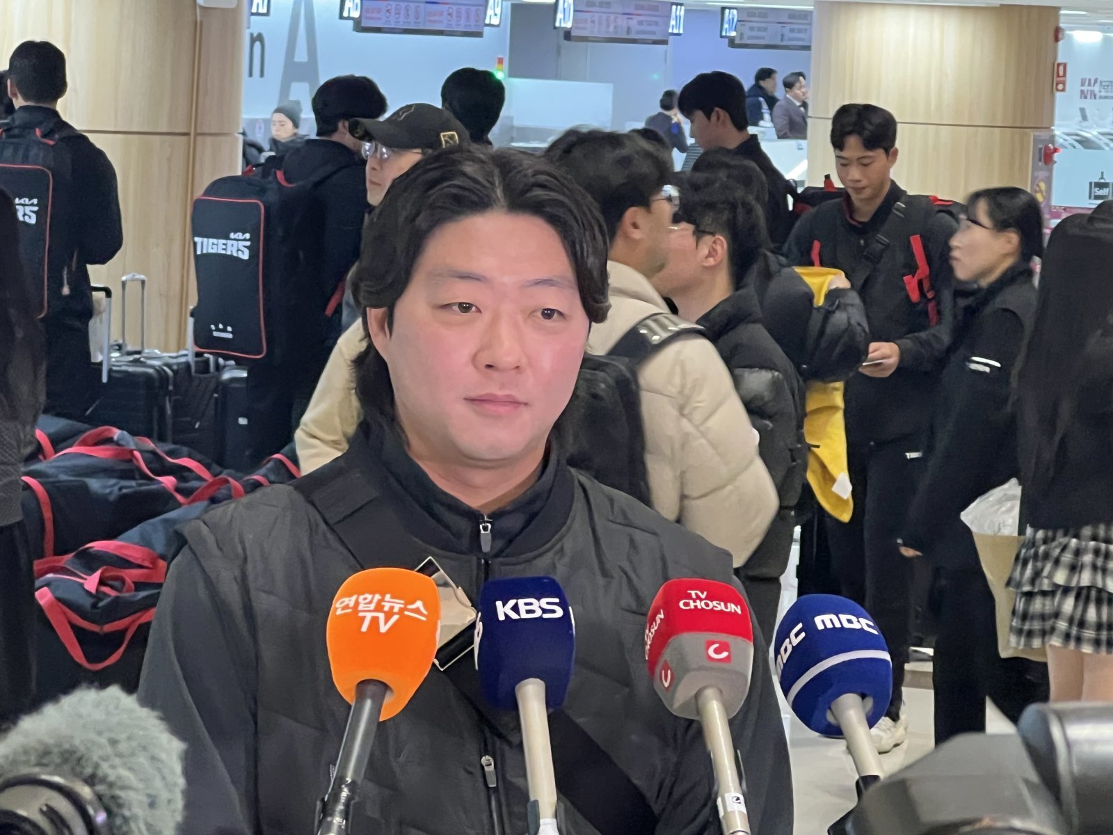 KIA 타이거즈 투수 김범수가 23일 김포공항에서 취재진과 인터뷰를 하고 있다. 2026.1.23/뉴스1