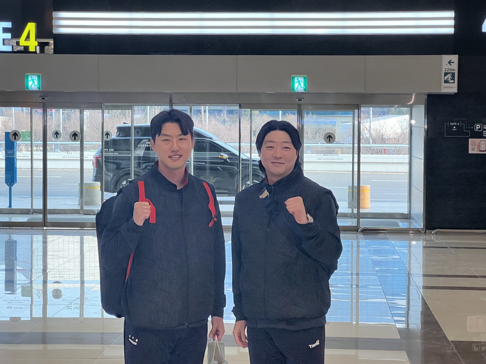 KIA 타이거즈로 이적한 투수 김범수(오른쪽)와 홍건희. 2026.1.23/뉴스1