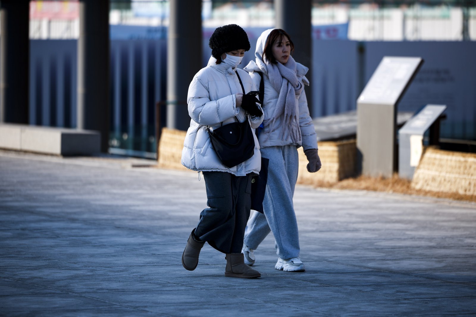 영하권 추운 날씨가 이어진 23일 서울 종로구 광화문광장에서 두꺼운 옷차림을 한 여행객들이 이동하고 있다. 2026.01.23. 서울=뉴시스