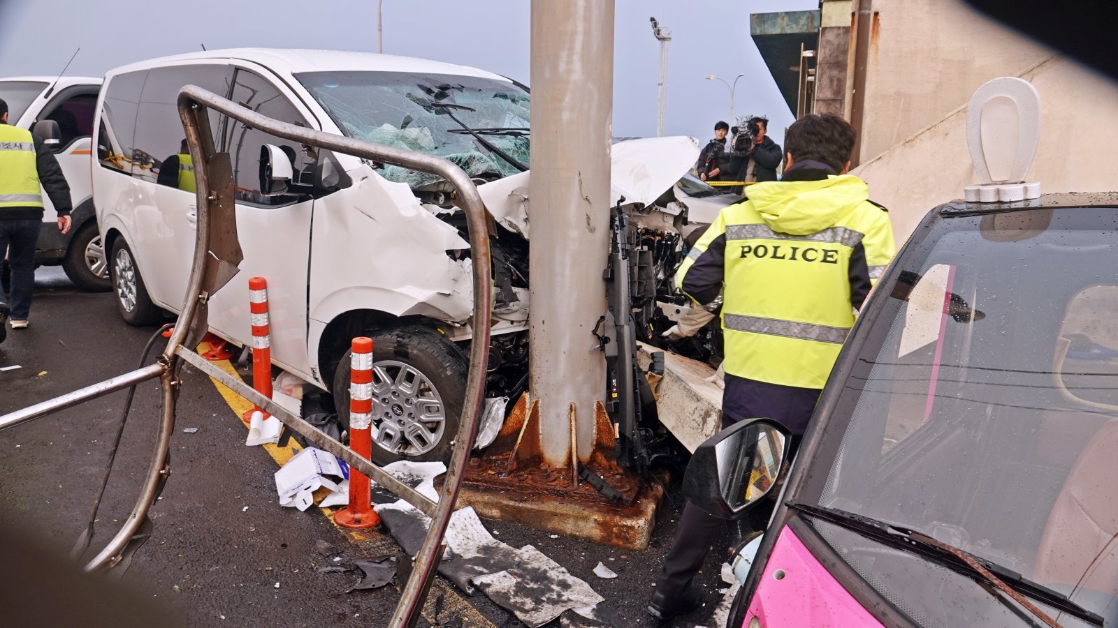 25일 오전 제주시 우도 천진항에서 제주경찰청과 도로교통공단, 국립과학수사연구소 제주분원 등이 승합차 돌진 사고 현장 합동 감식을 하고 있다. 전날 이 곳에서 승합차가 돌진해 3명이 숨지고 10명이 중경상을 입는 사고가 발생했다. 2025.11.25. 제주=뉴시스