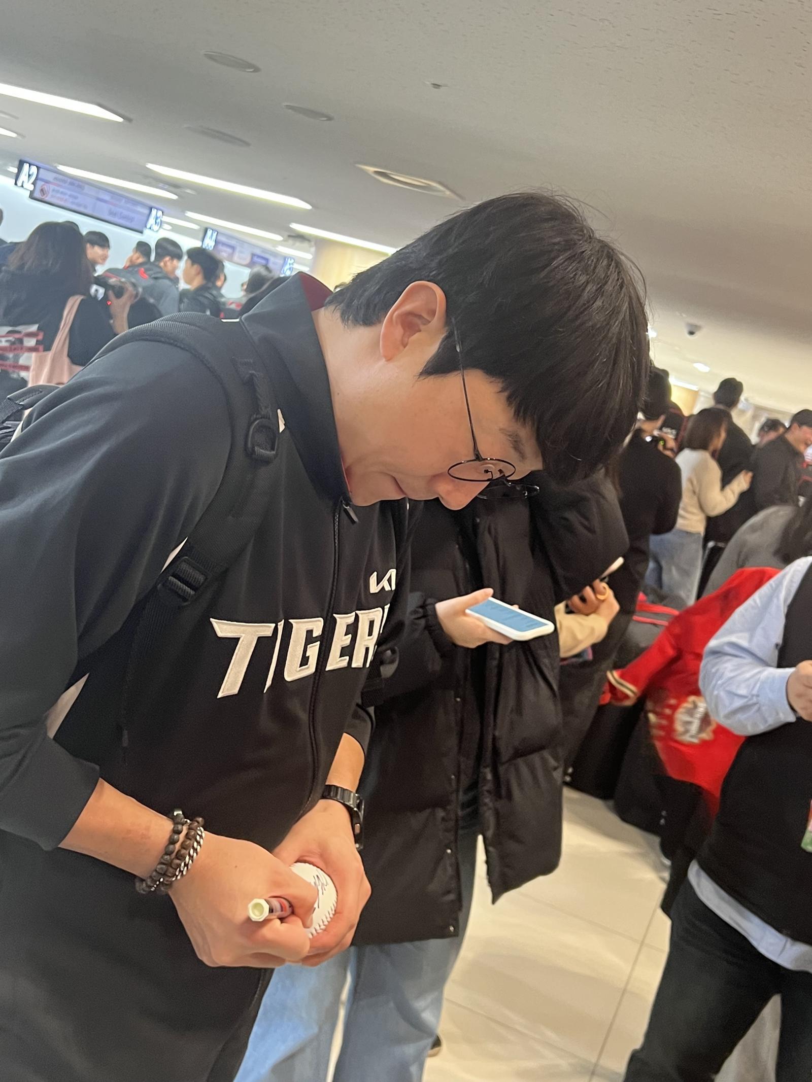 KIA 타이거즈 투수 양현종이 23일 김포공항에서 팬들을 위해 야구공에 사인하고 있다. 2026.1.23/뉴스1