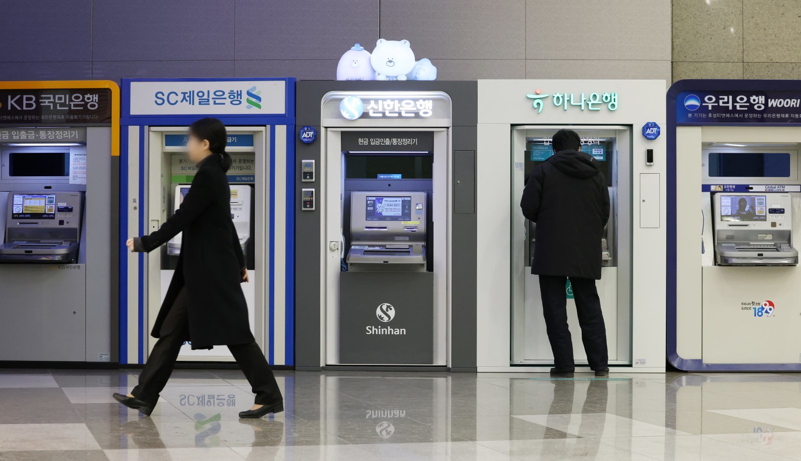 주요 시중은행이 지난해 중단했던 가계대출 영업을 재개한 2일 오후 서울 시내의 한 건물에 시중은행 ATM기가 설치되어 있다.  금융권에 따르면 KB국민은행은 2일부터 주택담보·신용·전세자금 대출 타행 대환을 다시 시행한다. 신한은행 역시 대출 상담사를 통한 주택담보·전세자금 대출과 모기지보험 가입을 재개한다. 하나은행은 같은 날부터 생활안정자금 용도를 포함한 주택담보대출 접수를 받는다. 우리은행은 부동산 대출 상품의 영업점별 판매 한도를 해제한다. 2026.01.02. 서울=뉴시스