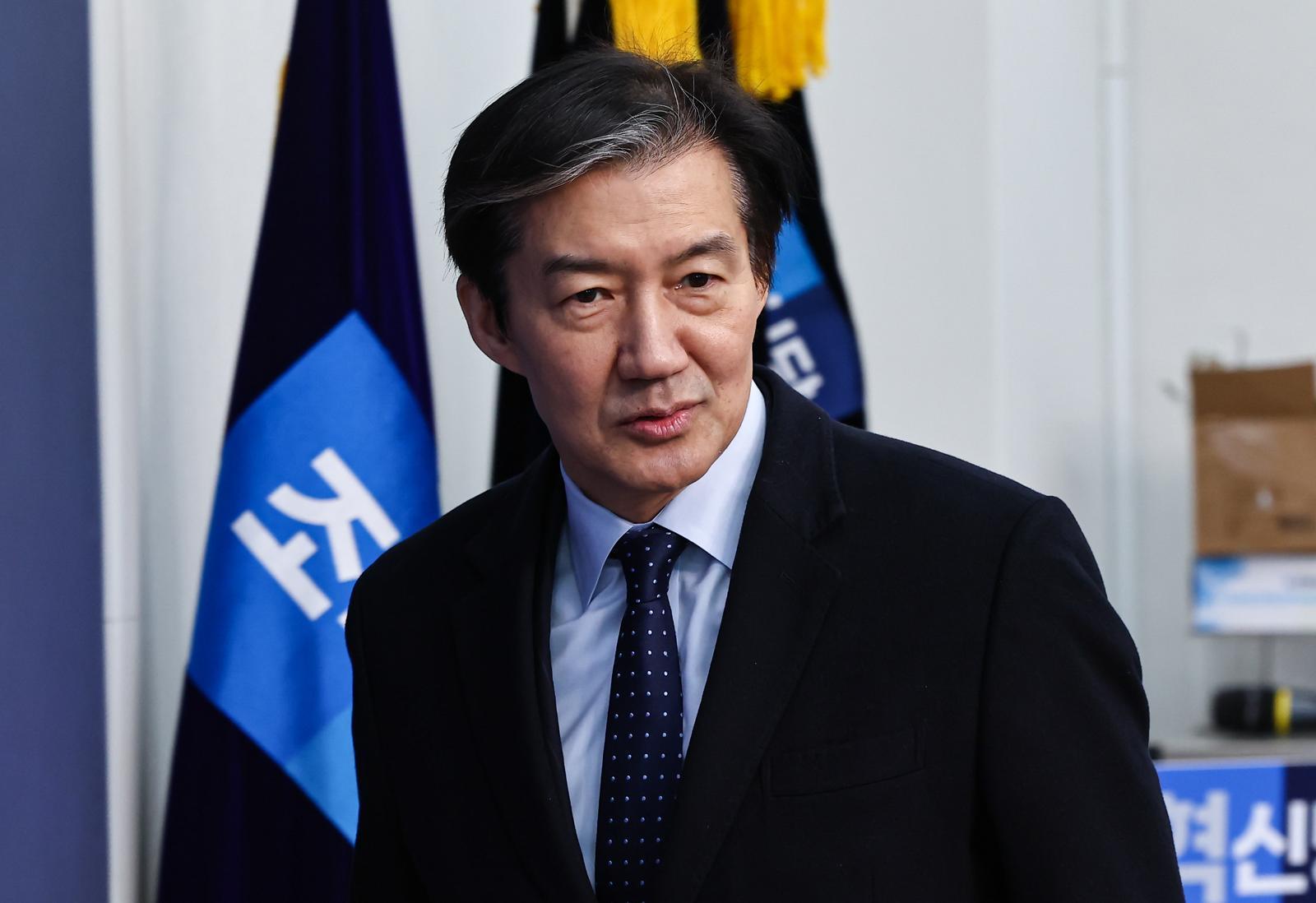 조국 조국혁신당 대표가 24일 서울 여의도 국회에서 열린 의원총회 회의실에 들어서고 있다. 뉴스1