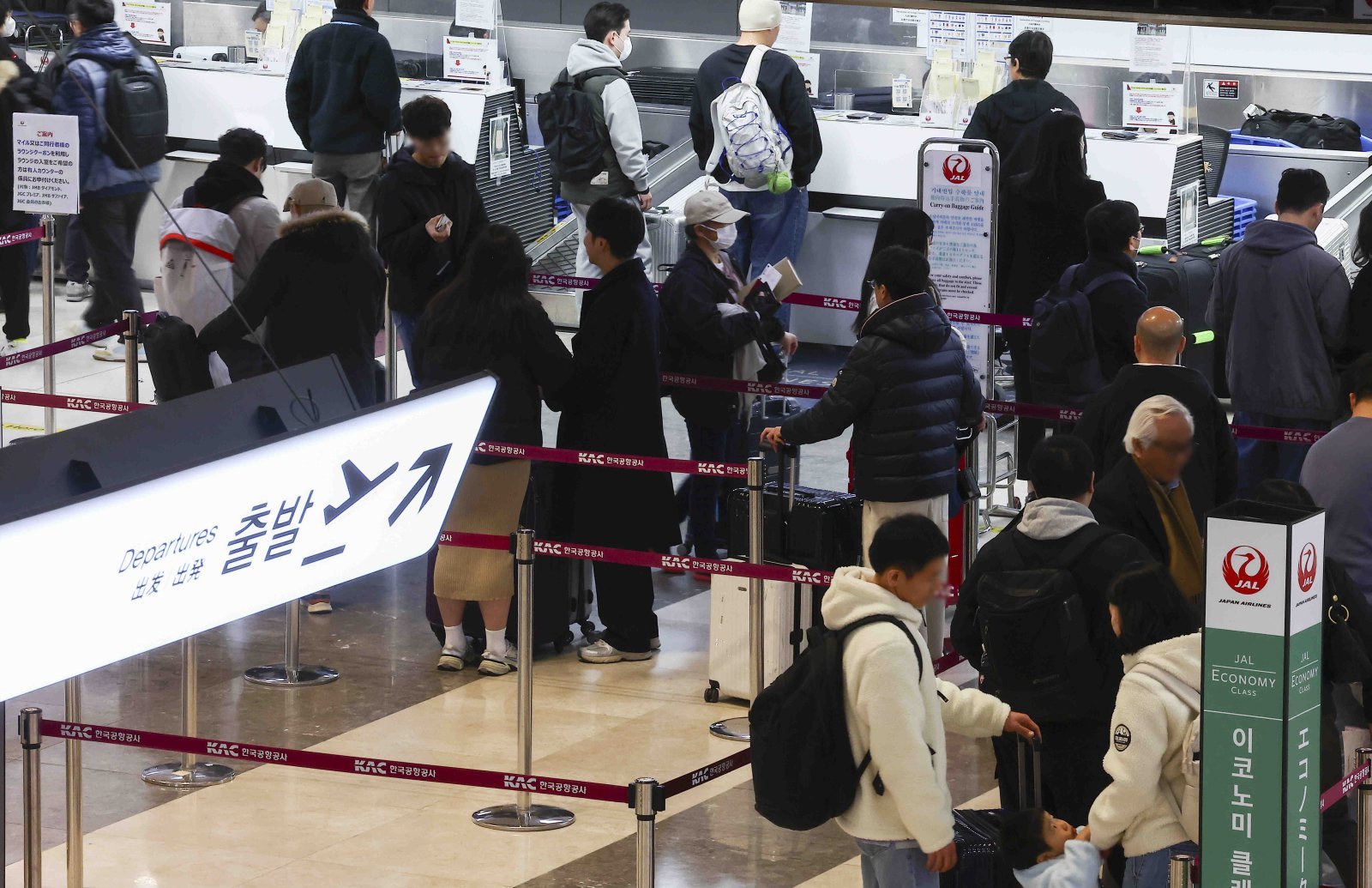 삼일절 연휴를 하루 앞둔 28일 서울 강서구 김포국제공항 국제선 출국장이 여행객들로 붐비고 있다. 2025.02.28. 서울=뉴시스