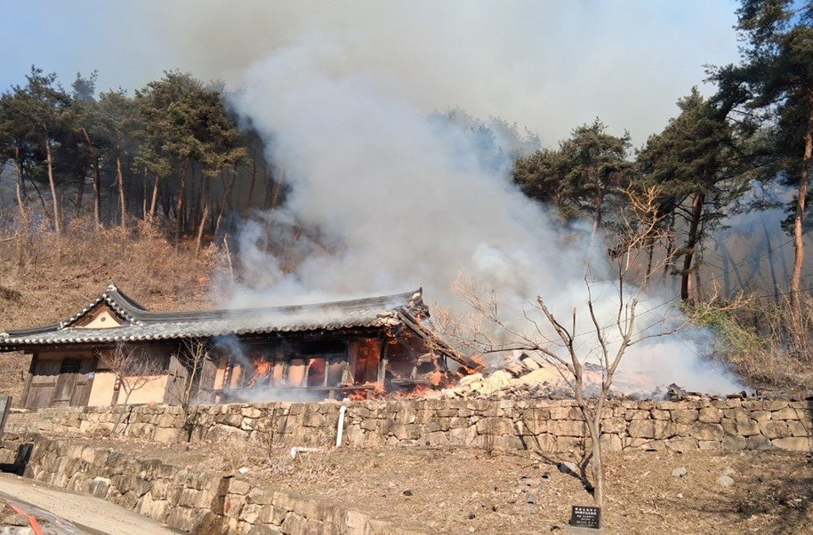 24일 오전 10시25분쯤 경북 영주시 풍기읍의 한 고택 화재 현장. 경북소방본부 제공. 2026.1.24