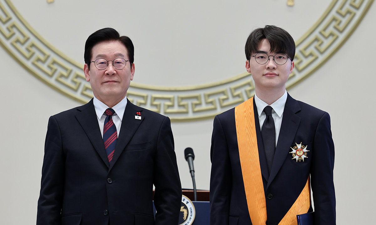 이재명 대통령이 2일 청와대 영빈관에서 열린 2026년 신년 인사회에서 이상혁(페이커) 프로게이머에게 체육훈장 청룡장을 수여하고 기념촬영을 하고 있다. 뉴스1