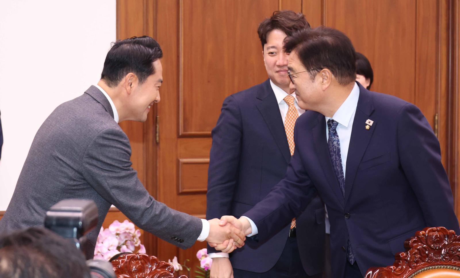 우원식 국회의장이 13일 오후 서울 여의도 국회의장 집무실에서 2차특검법 등 법안처리 관련 항의방문을 온 장동혁 국민의힘 대표, 이준석 개혁신당 대표와 인사를 하고 있다. 뉴시스