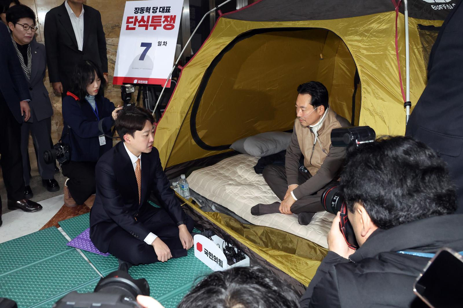 이준석 개혁신당 대표가 21일 서울 여의도 국회 로텐더홀에서 단식투쟁 7일차를 맞은 장동혁 국민의힘 대표를 찾아 대화를 하고 있다.