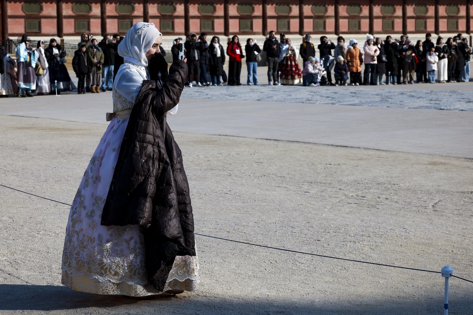 영하권 추운 날씨가 이어진 23일 서울 종로구 경북궁을 찾은 여행객들이 수문장 교대식을 관람하고 있다. 2026.01.23. 서울=뉴시스