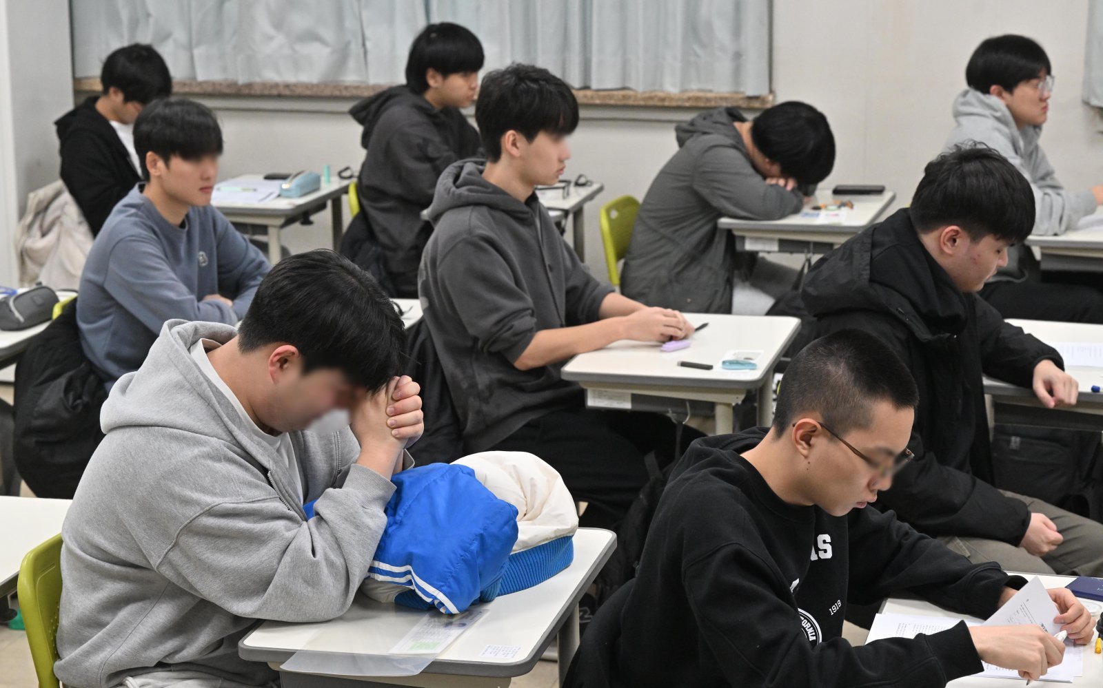 2026학년도 대학수학능력시험이 치뤄진 13일 오전 수원시 장안구 경기도교육청 제30지구 제18시험장 동원동우고등학교에서 수험생들이 시험 준비를 하고 있다. 2025.11.13. 뉴시스