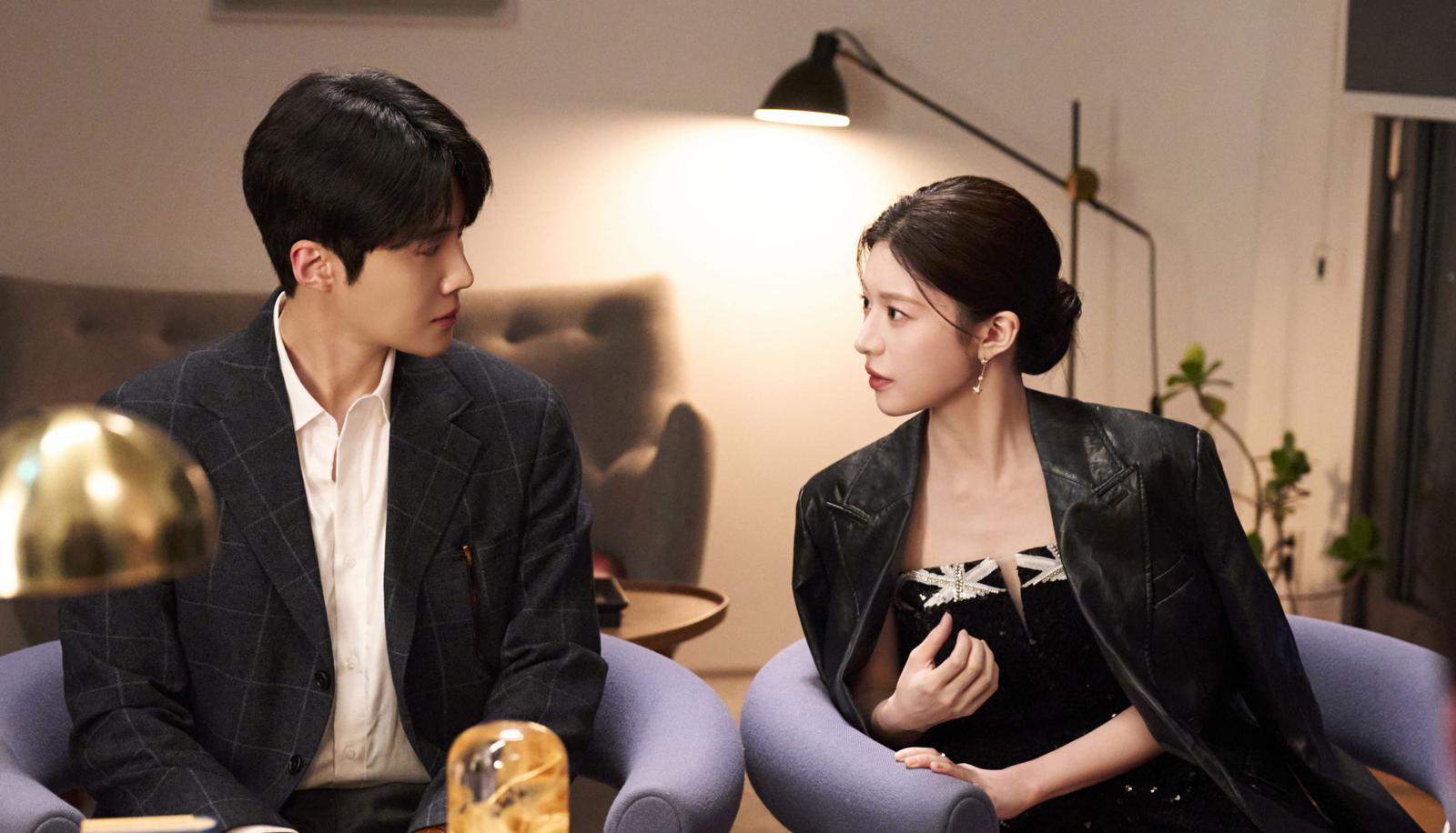 넷플릭스 드라마 ‘이 사랑 통역 되나요?’의 한 장면. 서로 다른 거리감 속에서 마주 선 두 인물이 회피형·안정형 관계의 심리적 대비를 보여준다. 넷플릭스 제공